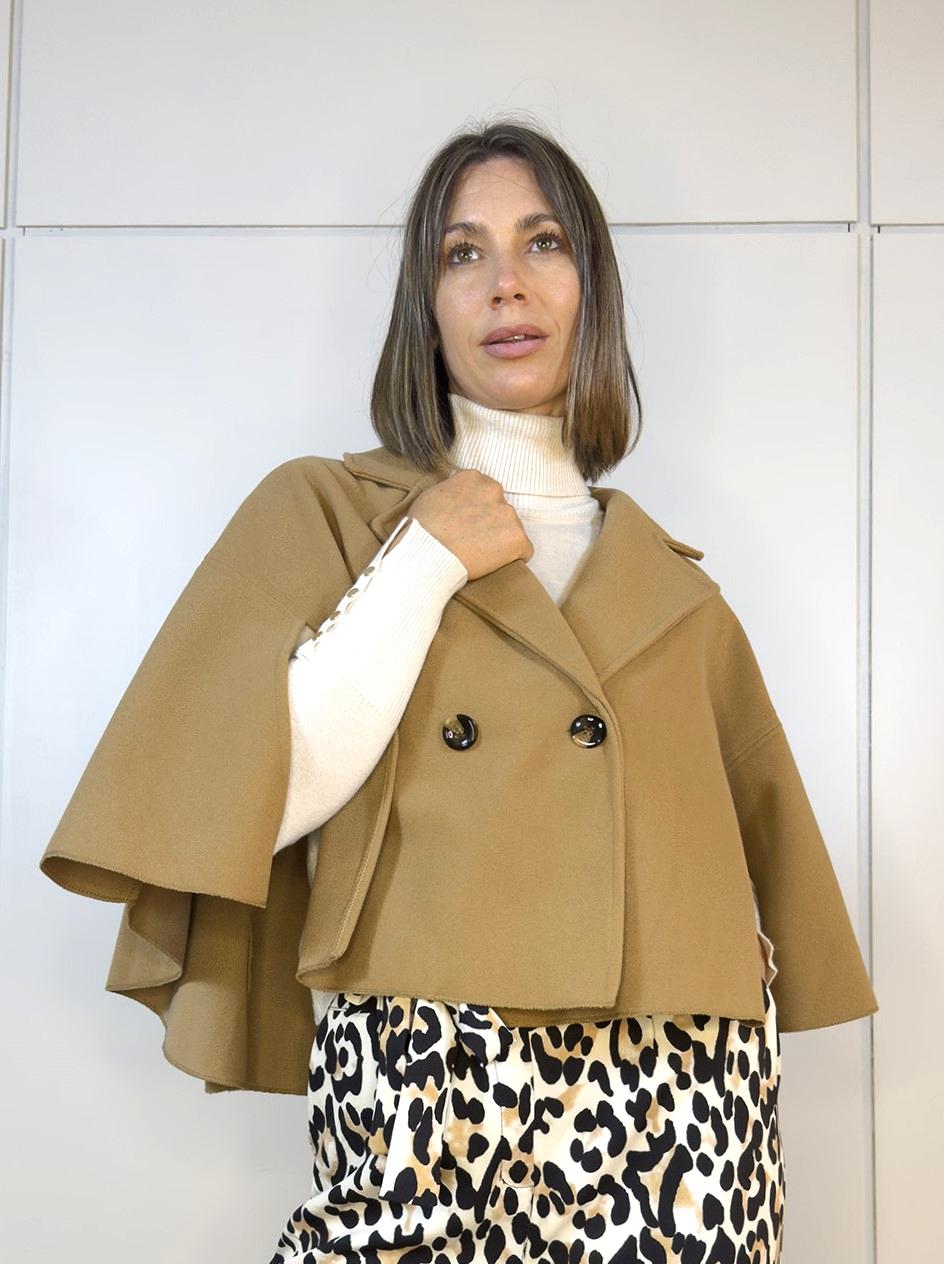 Capa de Paño Camel elegante y versátil en color camel