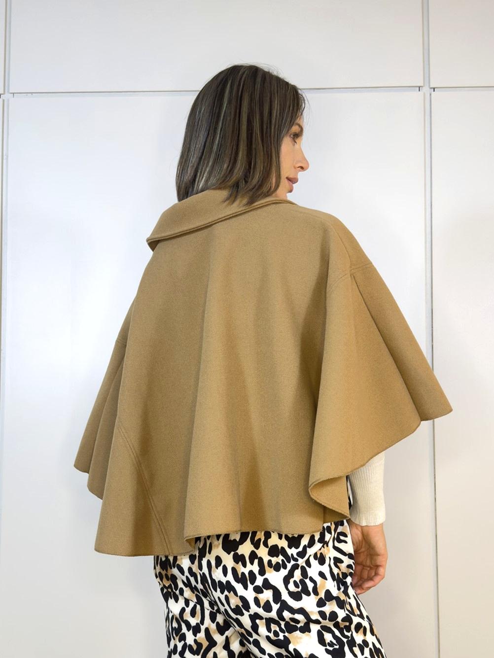 Detalle de textura y calidad premium de la capa camel