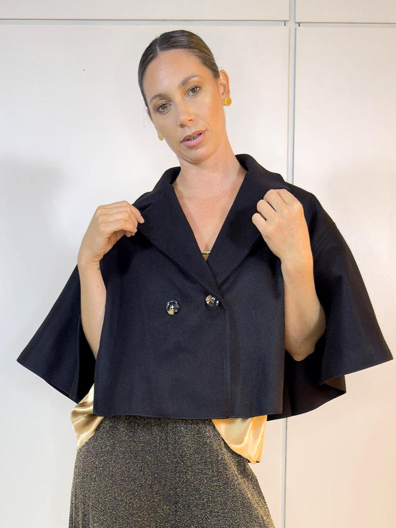 Capa de Paño Negra - vista frontal mostrando elegancia y estilo