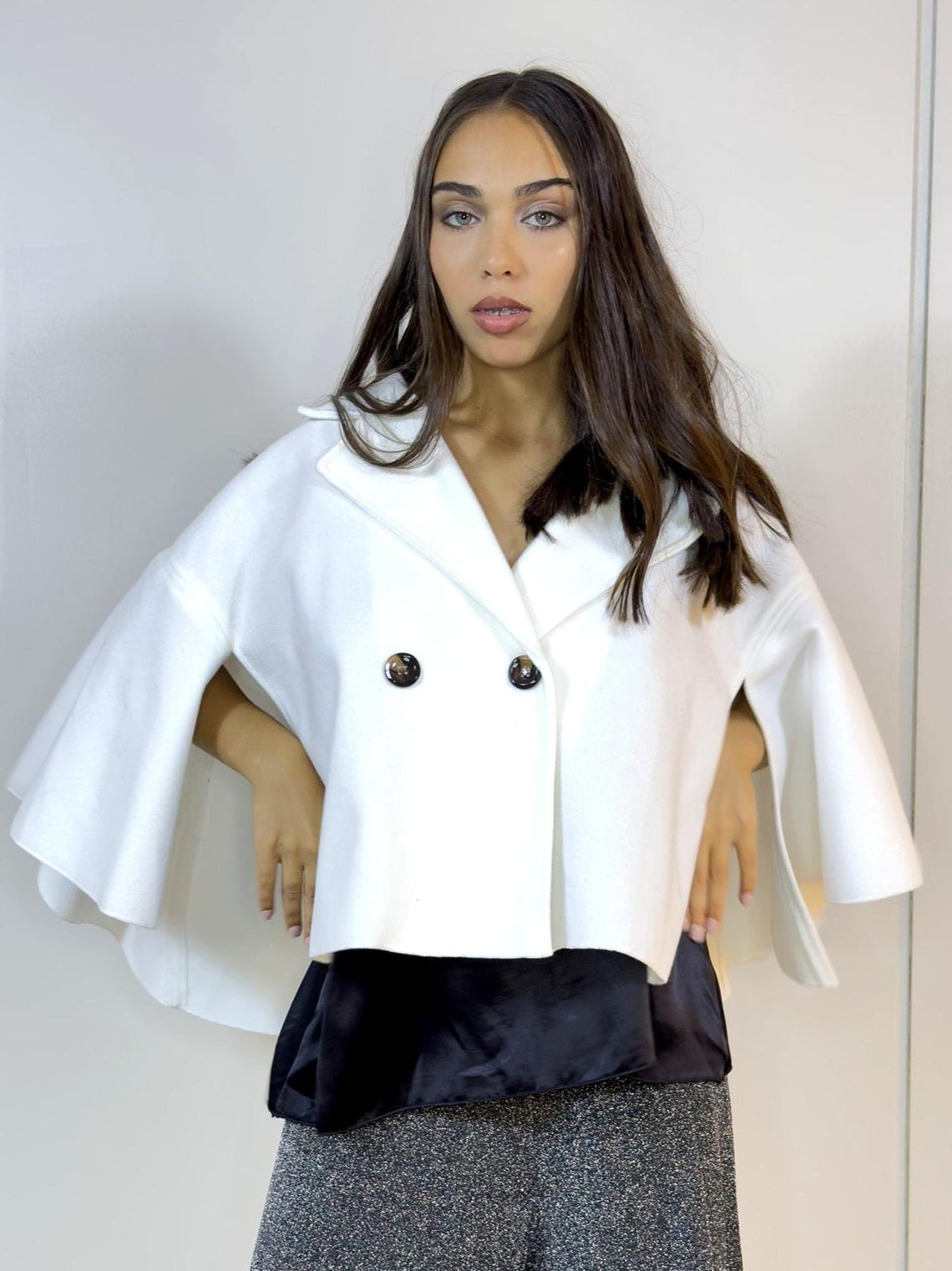 Capa de Paño Blanca con corte elegante y sofisticado - vista frontal