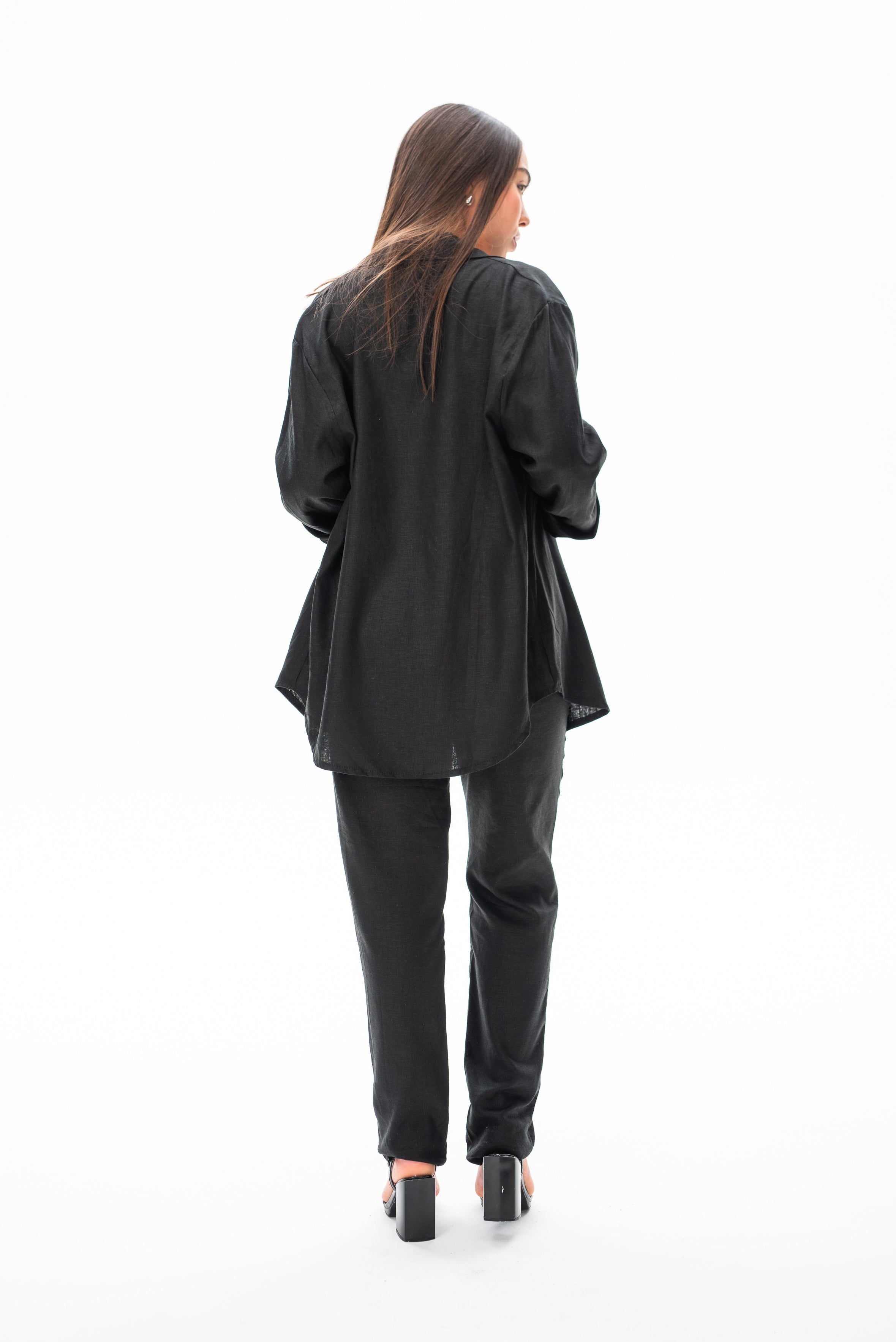 Camisa Nobre Negra - combinada con accesorios