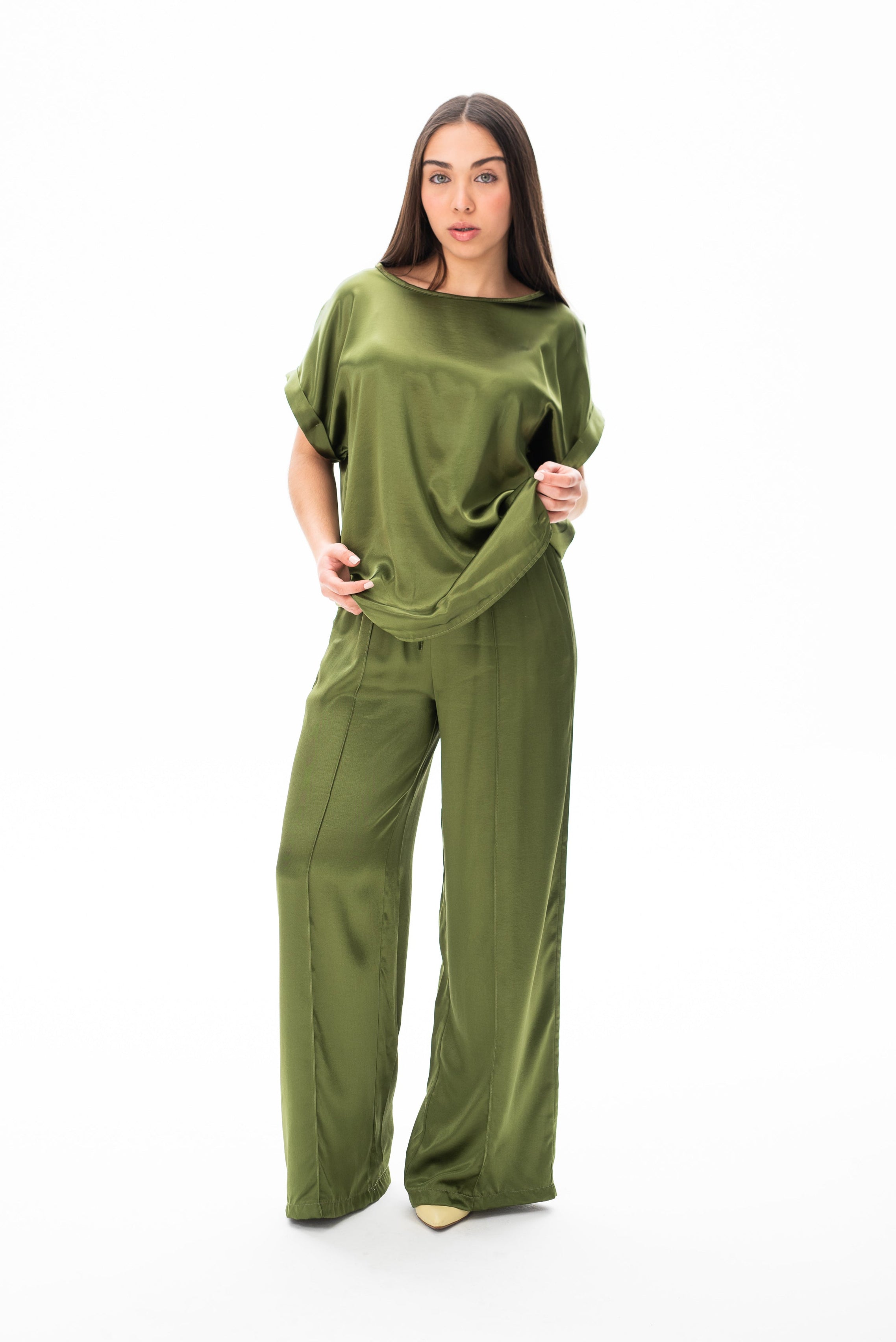 Blusa Flama Verde en estudio, vista posterior