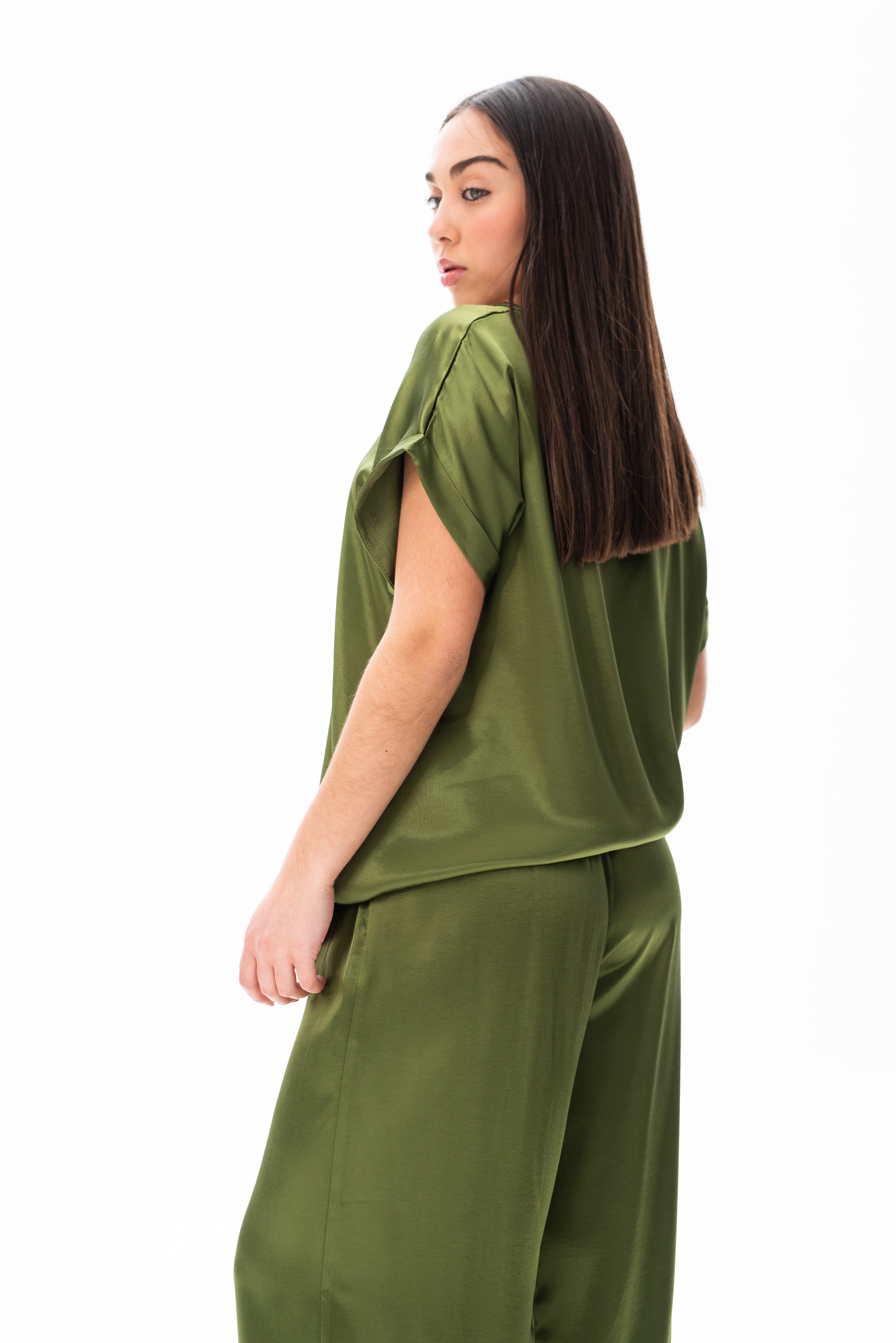 Blusa Flama Verde en estudio, detalle del escote