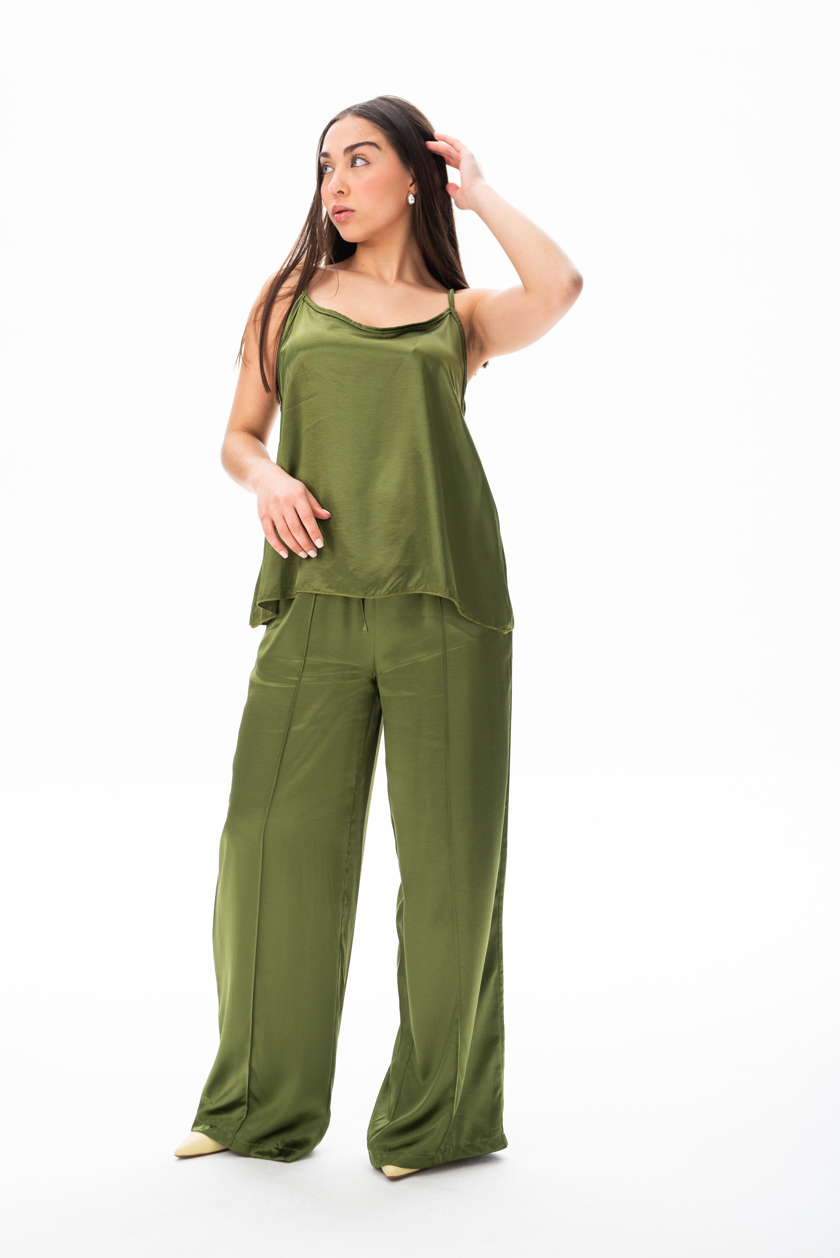Vista frontal de la Musculosa Lencera Verde