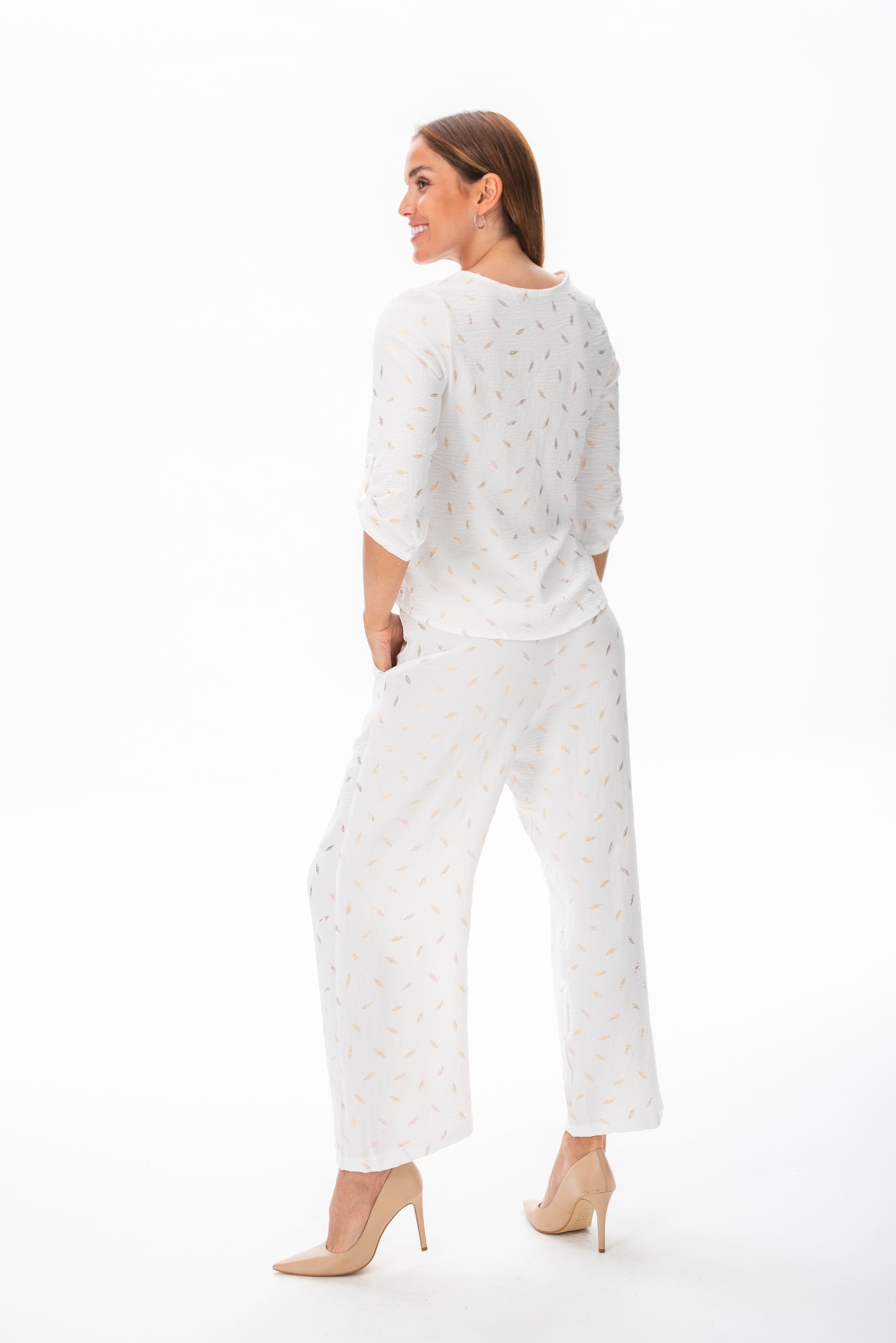 Modelo luciendo Blusa Lua Blanca en un entorno casual.