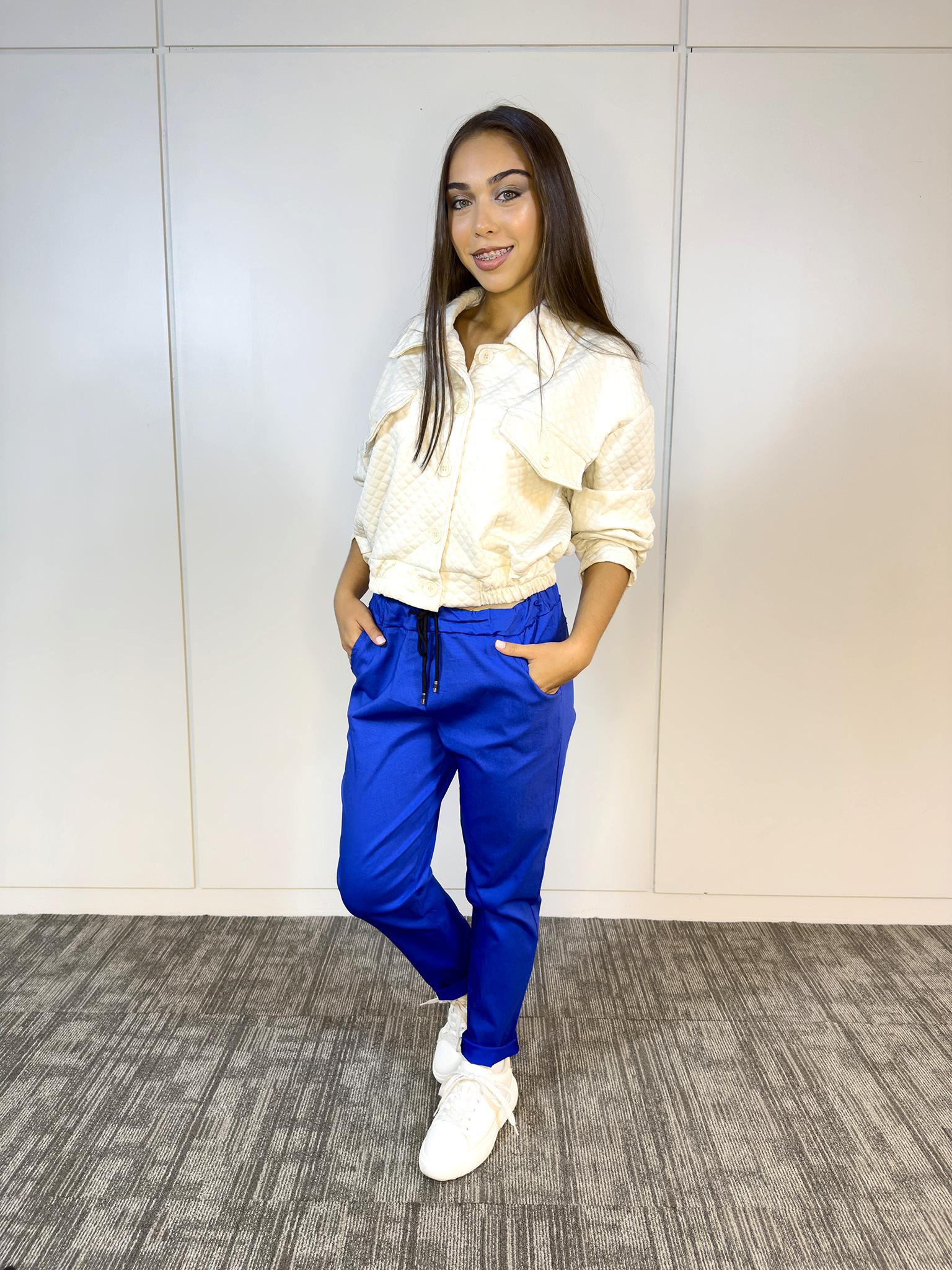 Conjunto casual con blusa blanca y babucha azul Francia