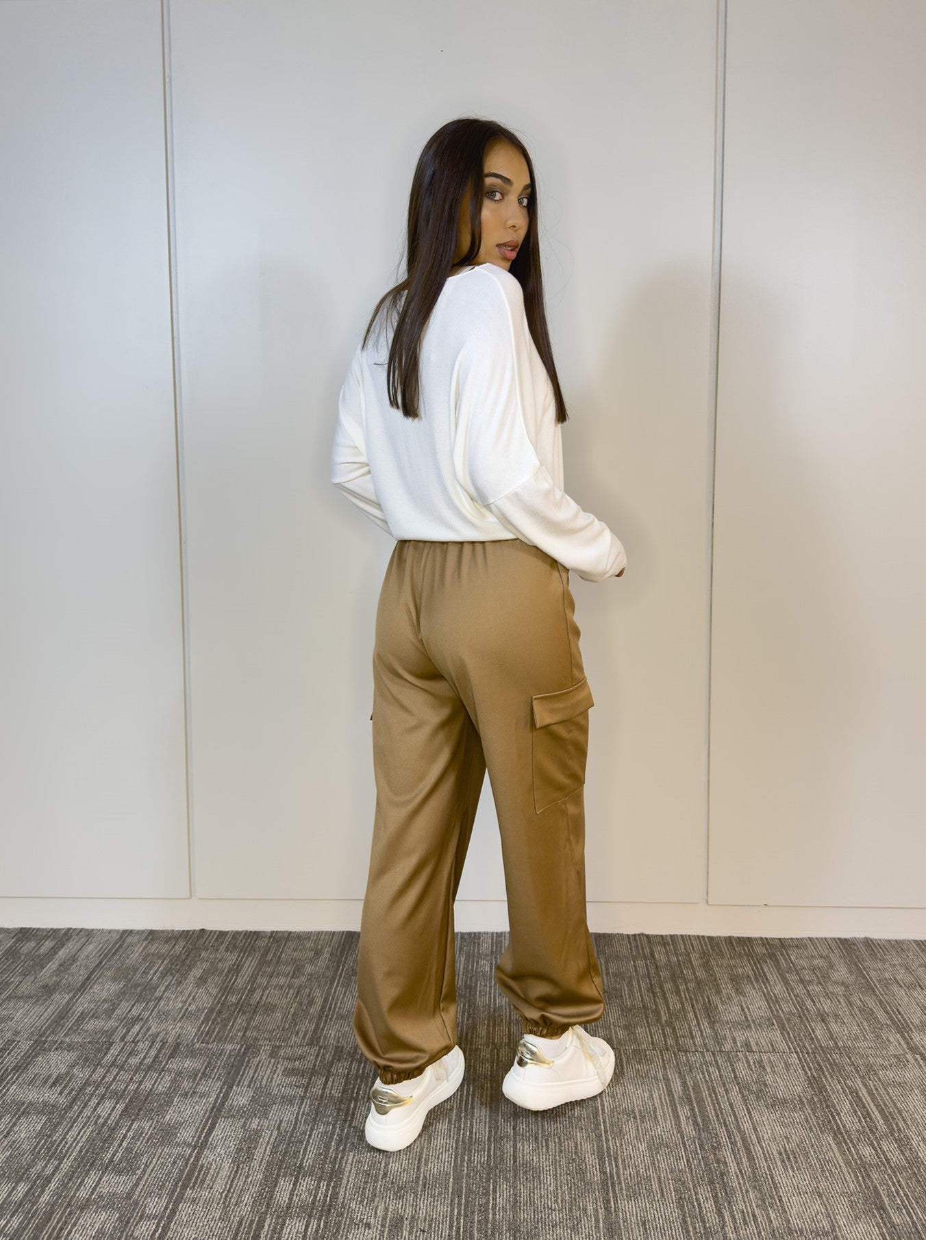 Detalle del diseño holgado y cintura elástica de la Babucha Cargo Beige