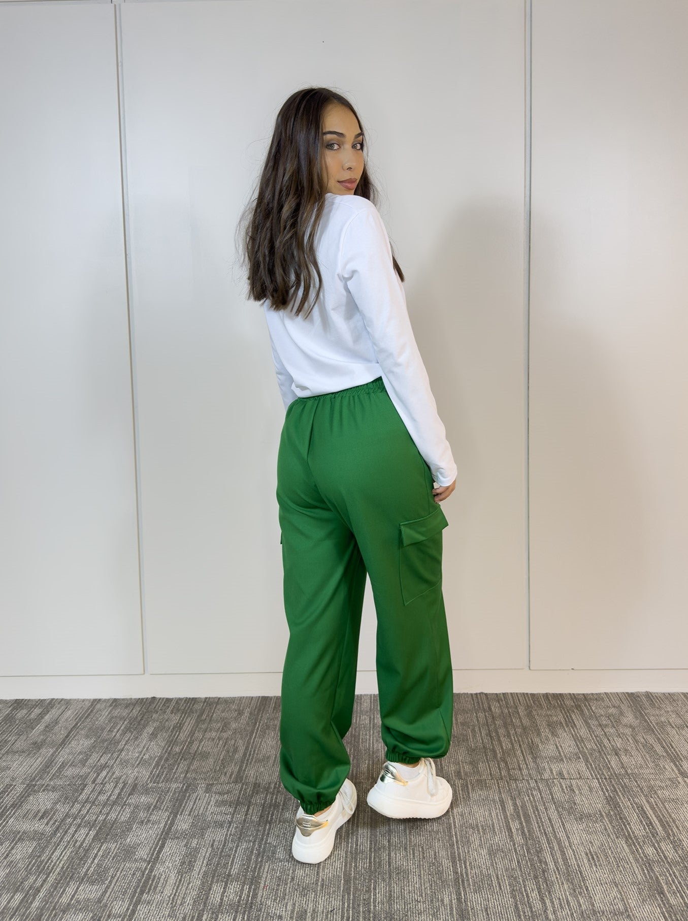 Babucha Cargo Verde Oliva - vista frontal con diseño moderno