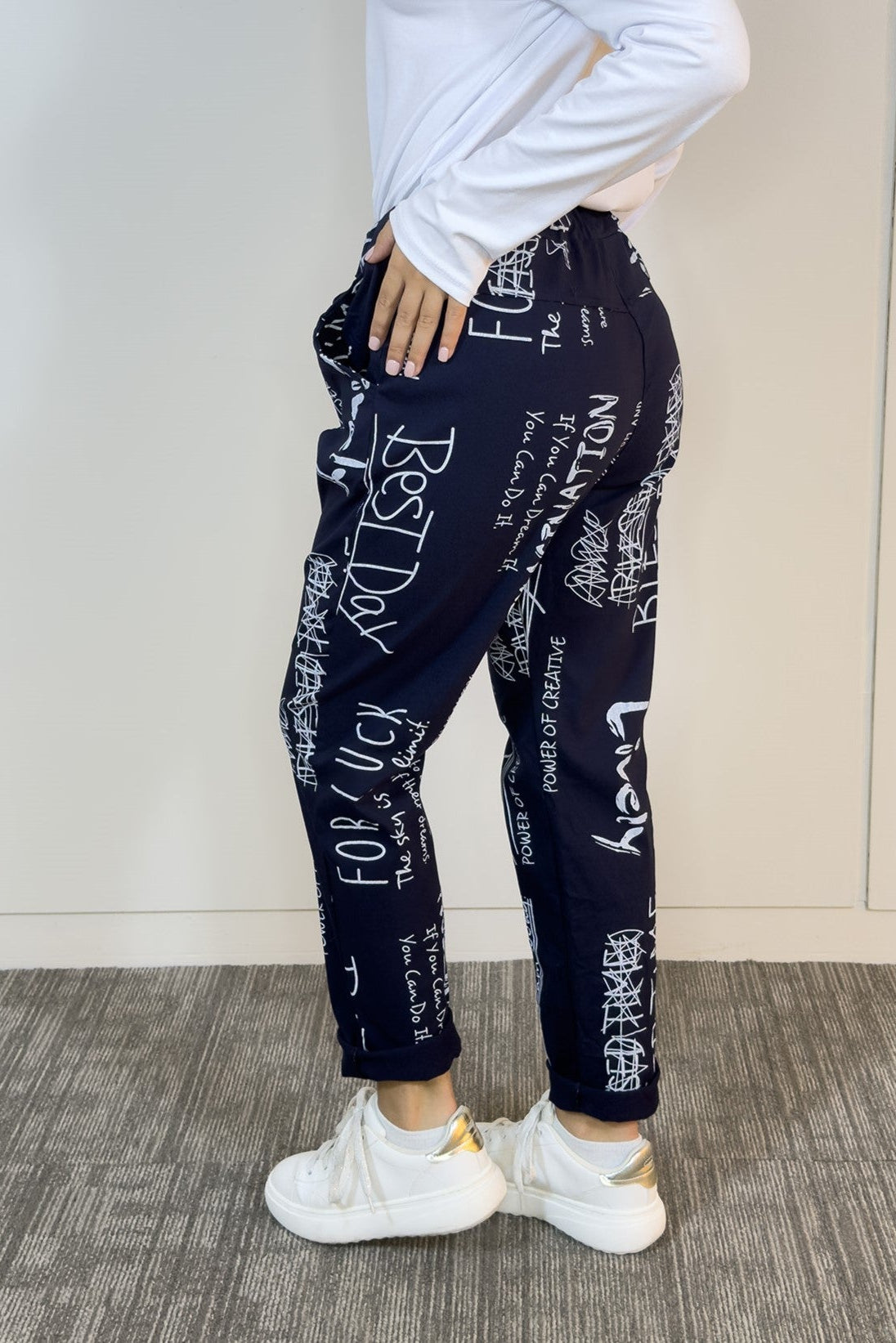 Detalle de la textura suave y corte amplio de la Babucha Escrite Azul