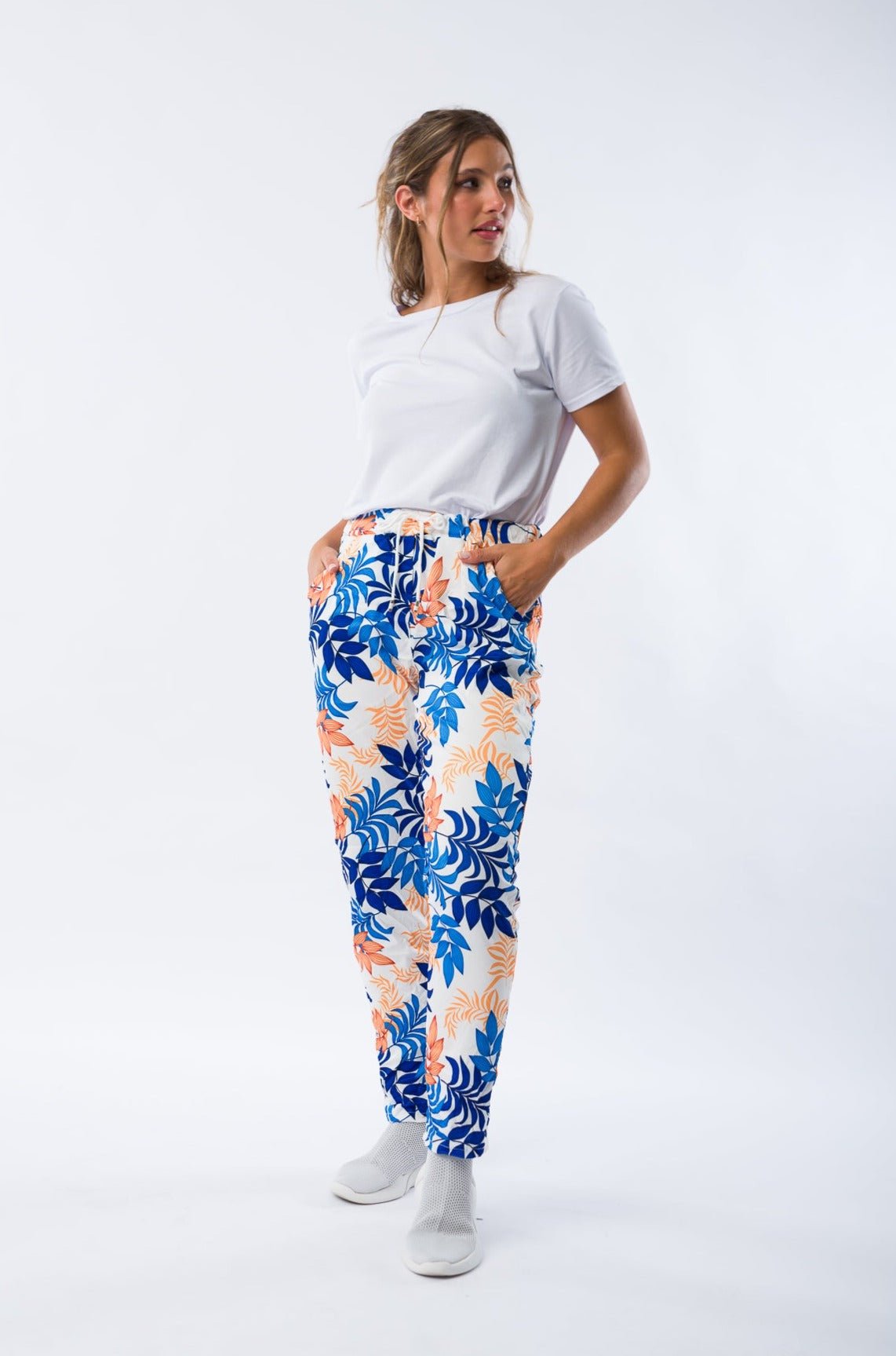 Babucha blanca con diseño moderno y cintura elástica - vista frontal