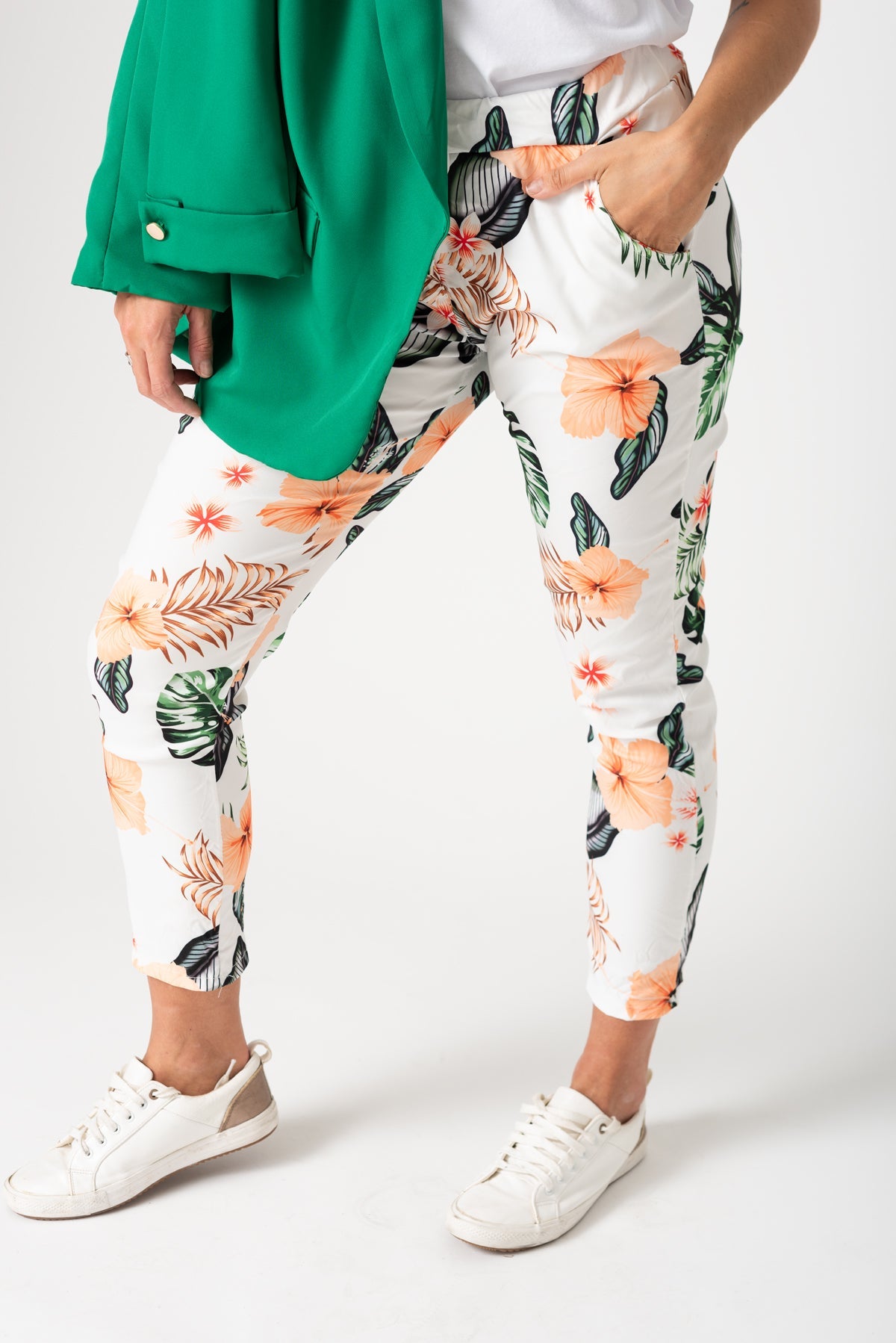 Babucha Indi Blanca - vista frontal con estilo relajado