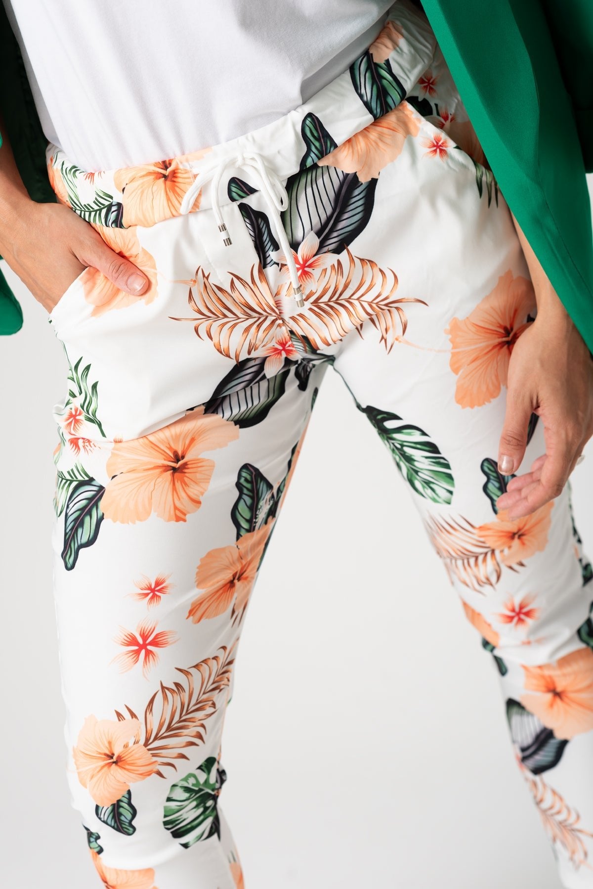 Look completo con Babucha Indi Blanca y accesorios elegantes