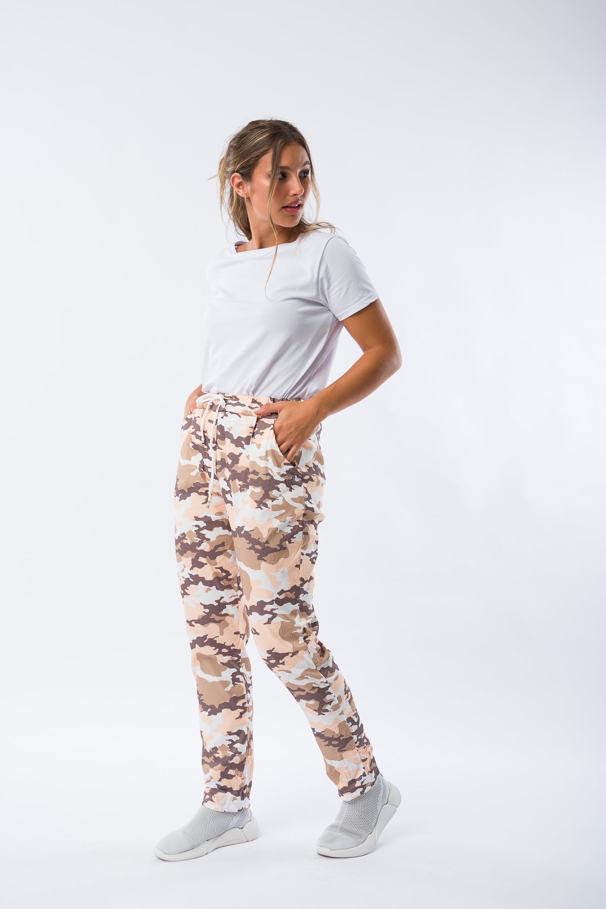 Detalle de la textura y patrón camuflado de la Babucha Mimetti