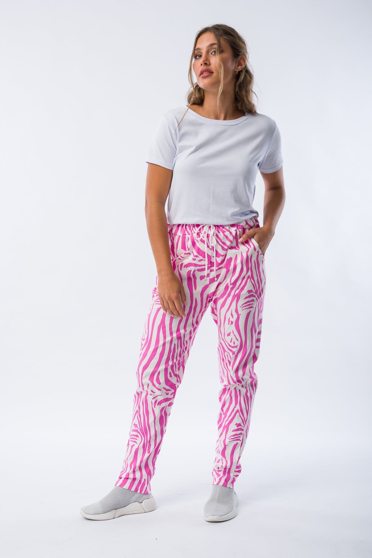 Babucha Zebra Fucsia con estampado moderno de zebra - vista frontal