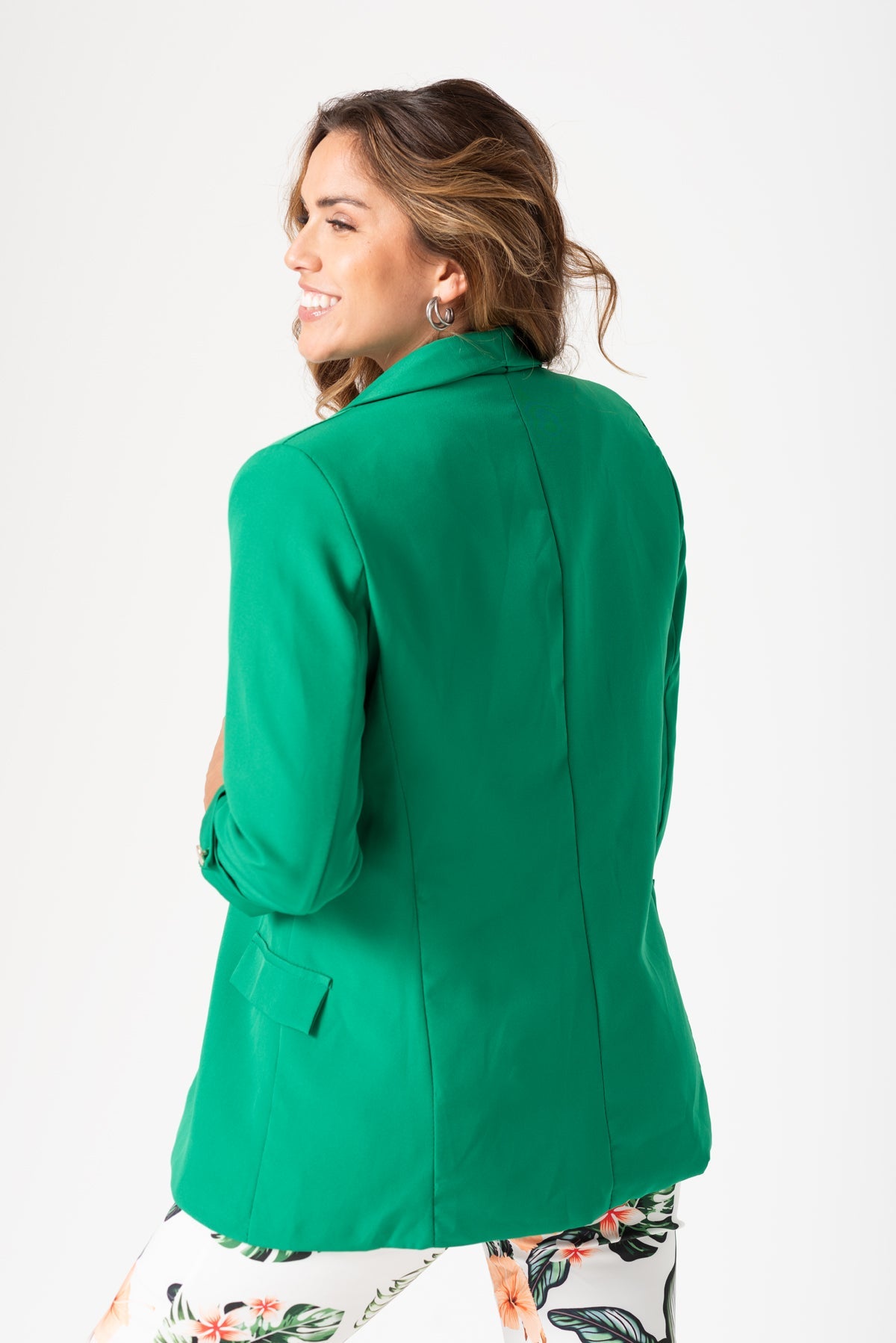 Vista posterior del Blazer Clásico Verde Benetton con terminación elegante