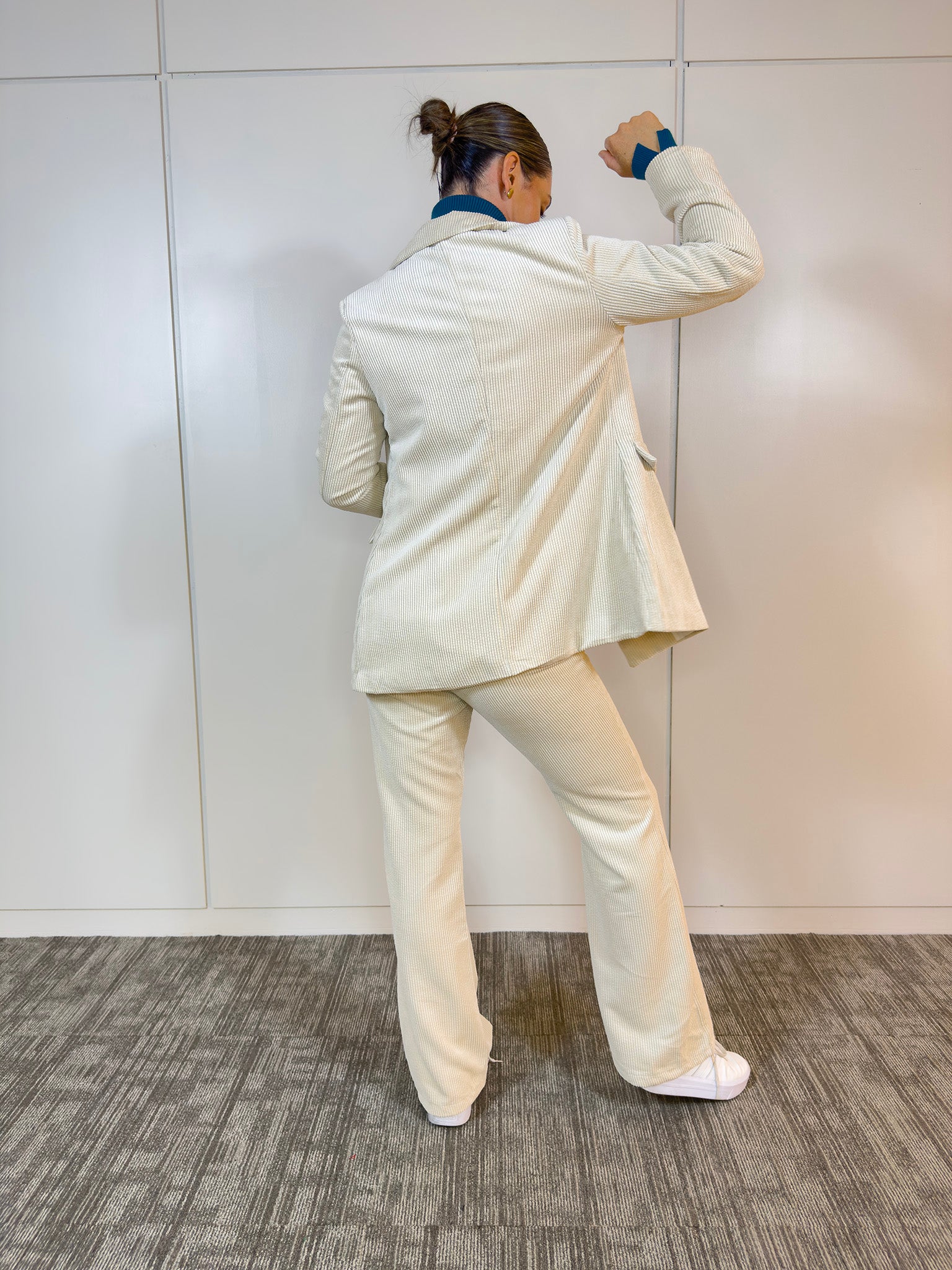 Blazer Cota Crudo combinado con jeans para un look casual