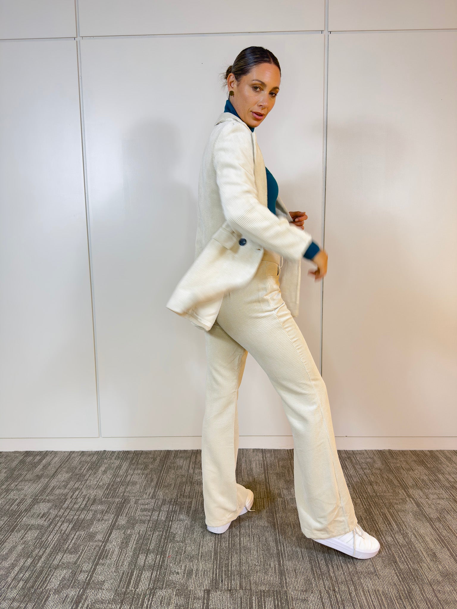 Detalle del blazer Cota Crudo con textura suave