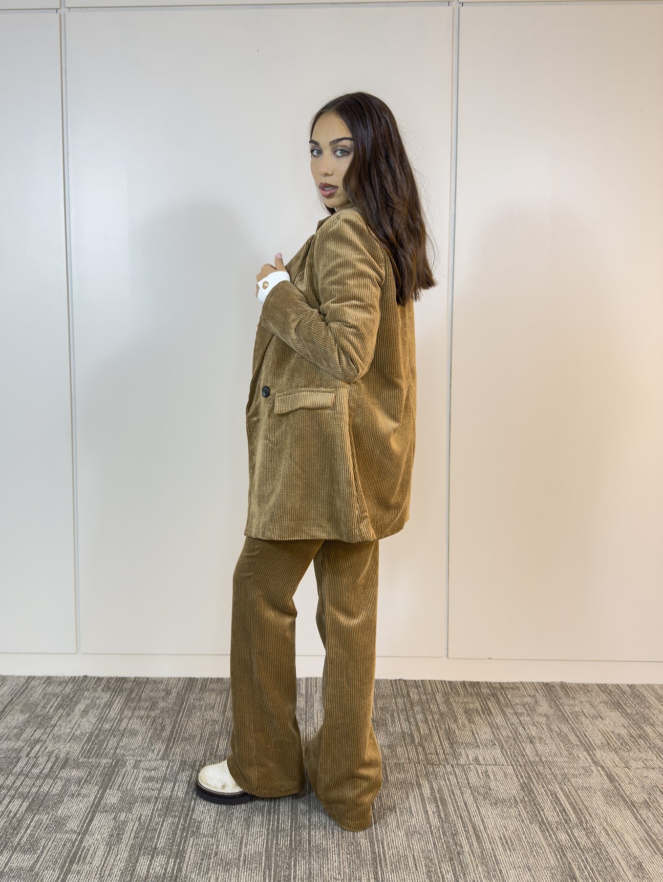 Detalle del corte moderno y color marrón clásico