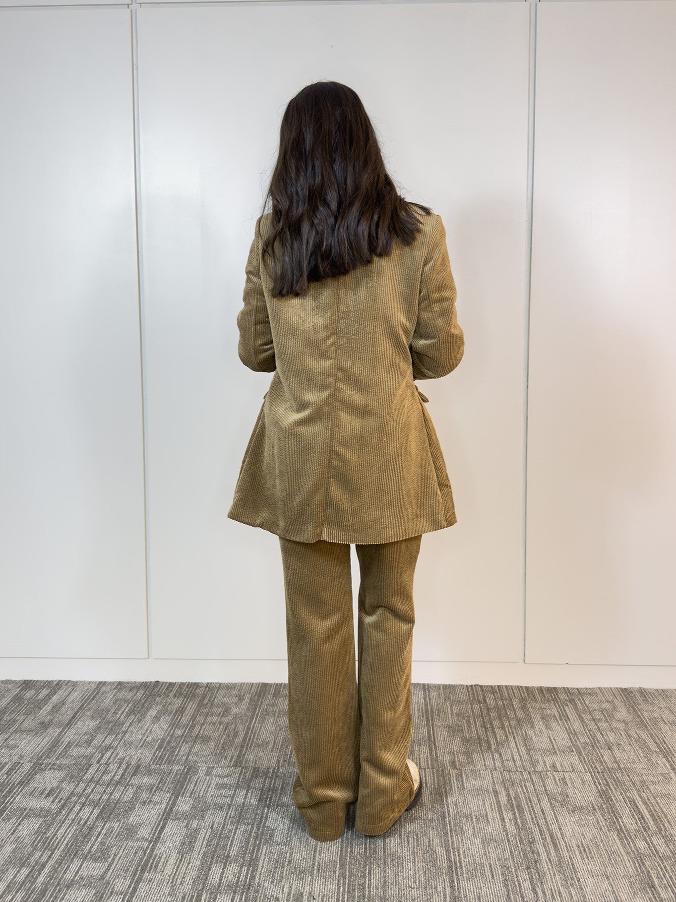 Combina con jeans y blusa para un estilo casual chic