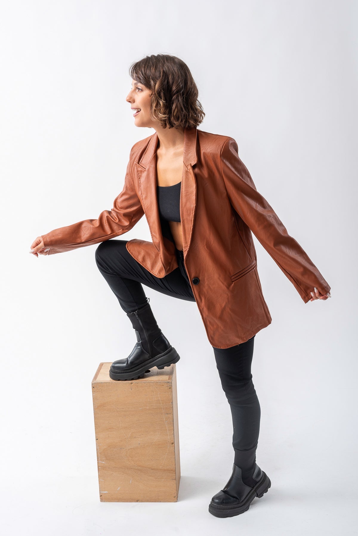 Blazer Ingles Eco Cuero Habano - vista frontal elegante