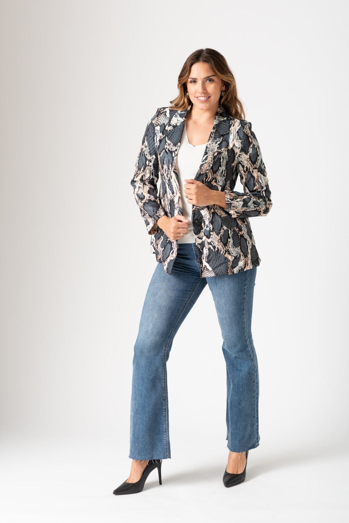 Look completo con blazer gris y accesorios para ocasión formal