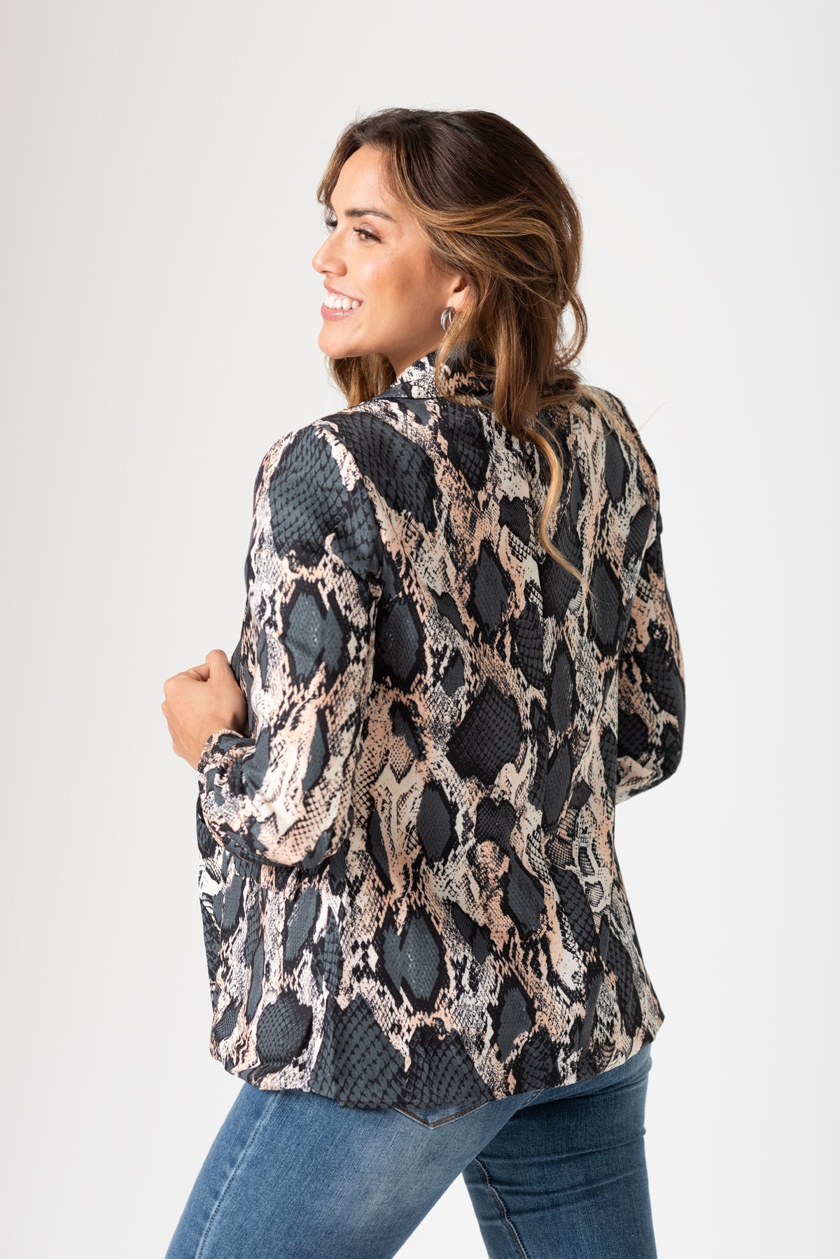 Blazer con estampado gris de animal print - vista frontal