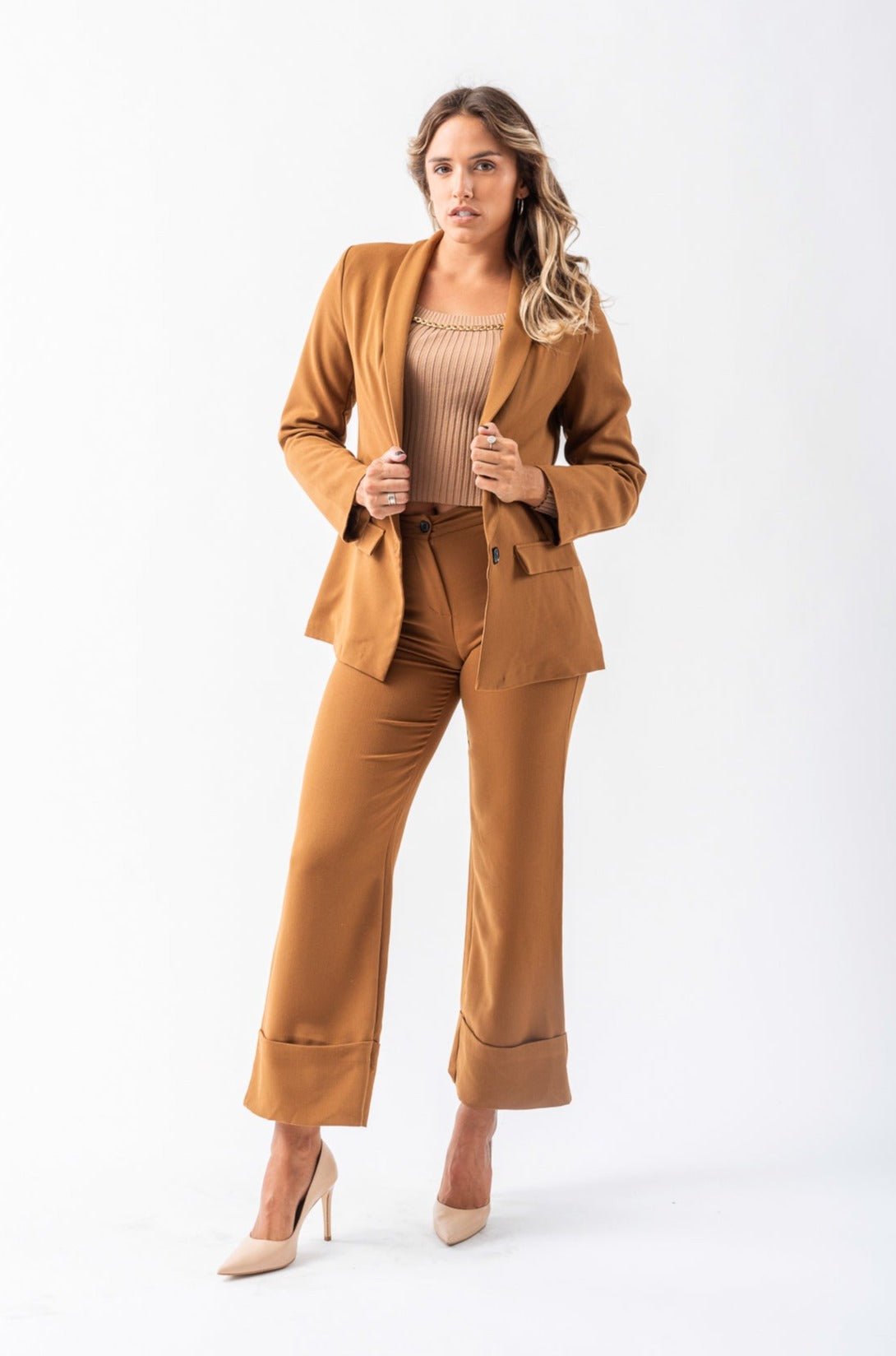 Blazer sastrero camel con solapa ancha y botón frontal - vista frontal