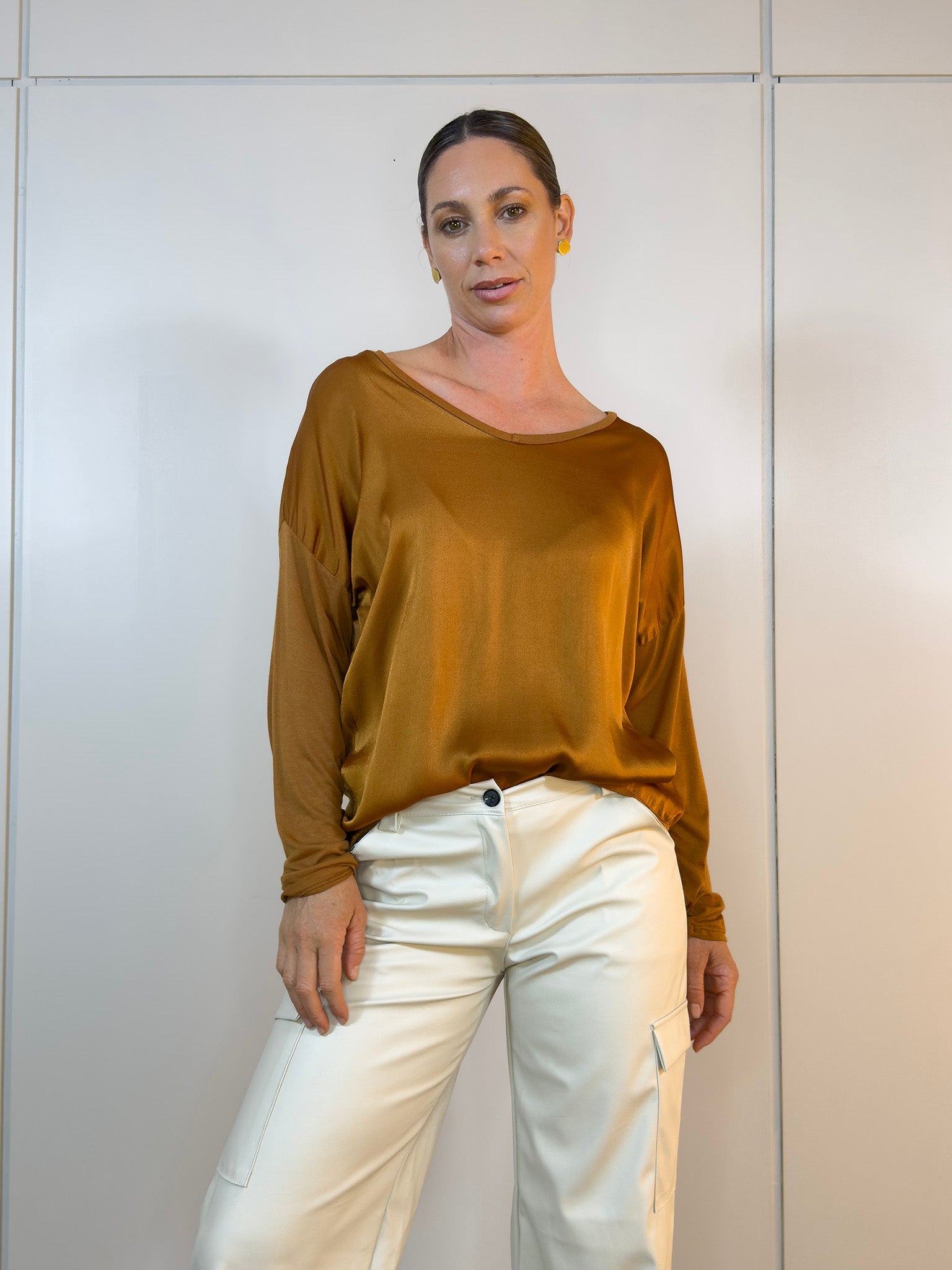 Detalle de la textura suave y liviana de la blusa