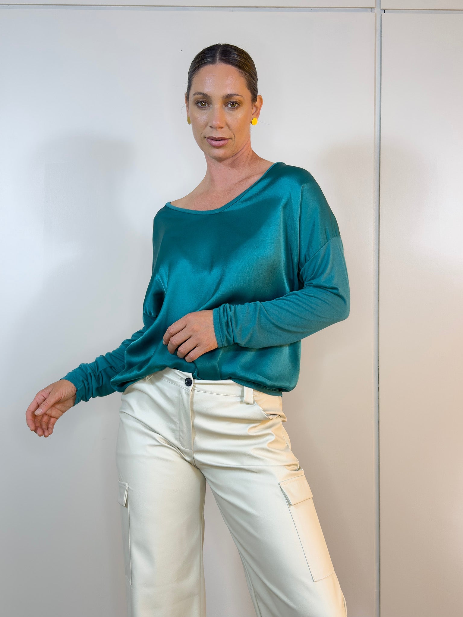 Blusa verde petróleo combinada con pantalón para un look elegante