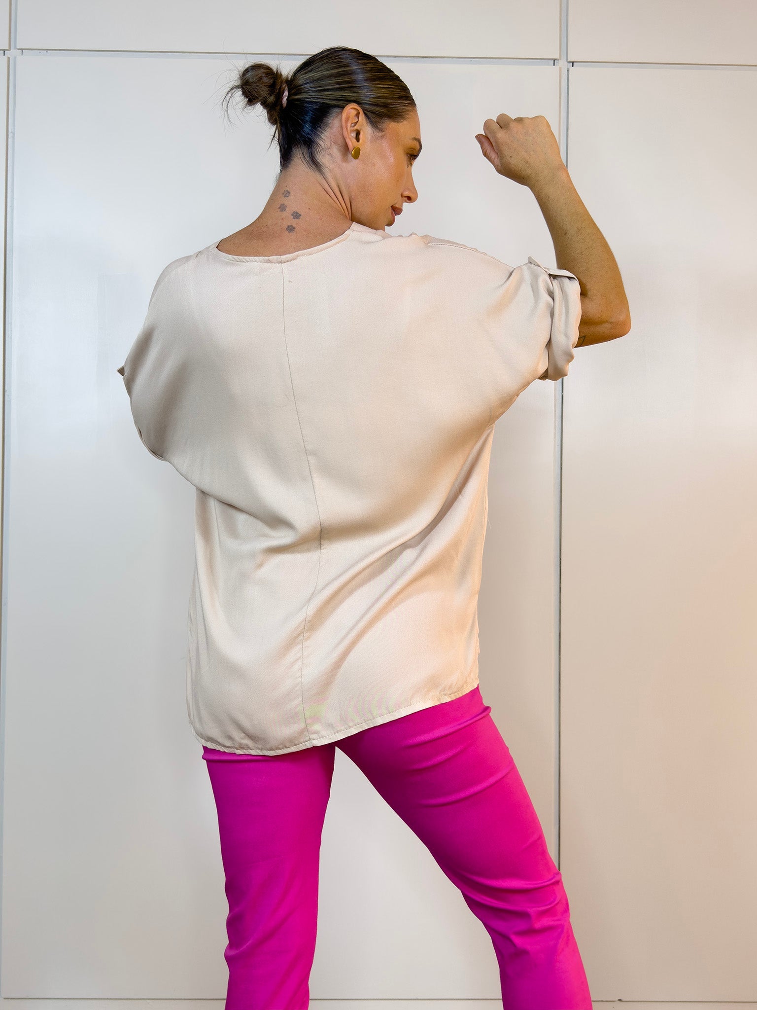 Detalle de las terminaciones suaves y corte relajado de la blusa