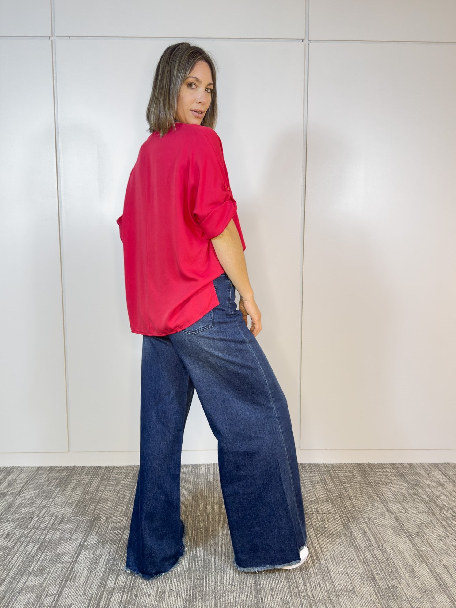 Blusa roja con escote sutil y terminaciones suaves - vista frontal