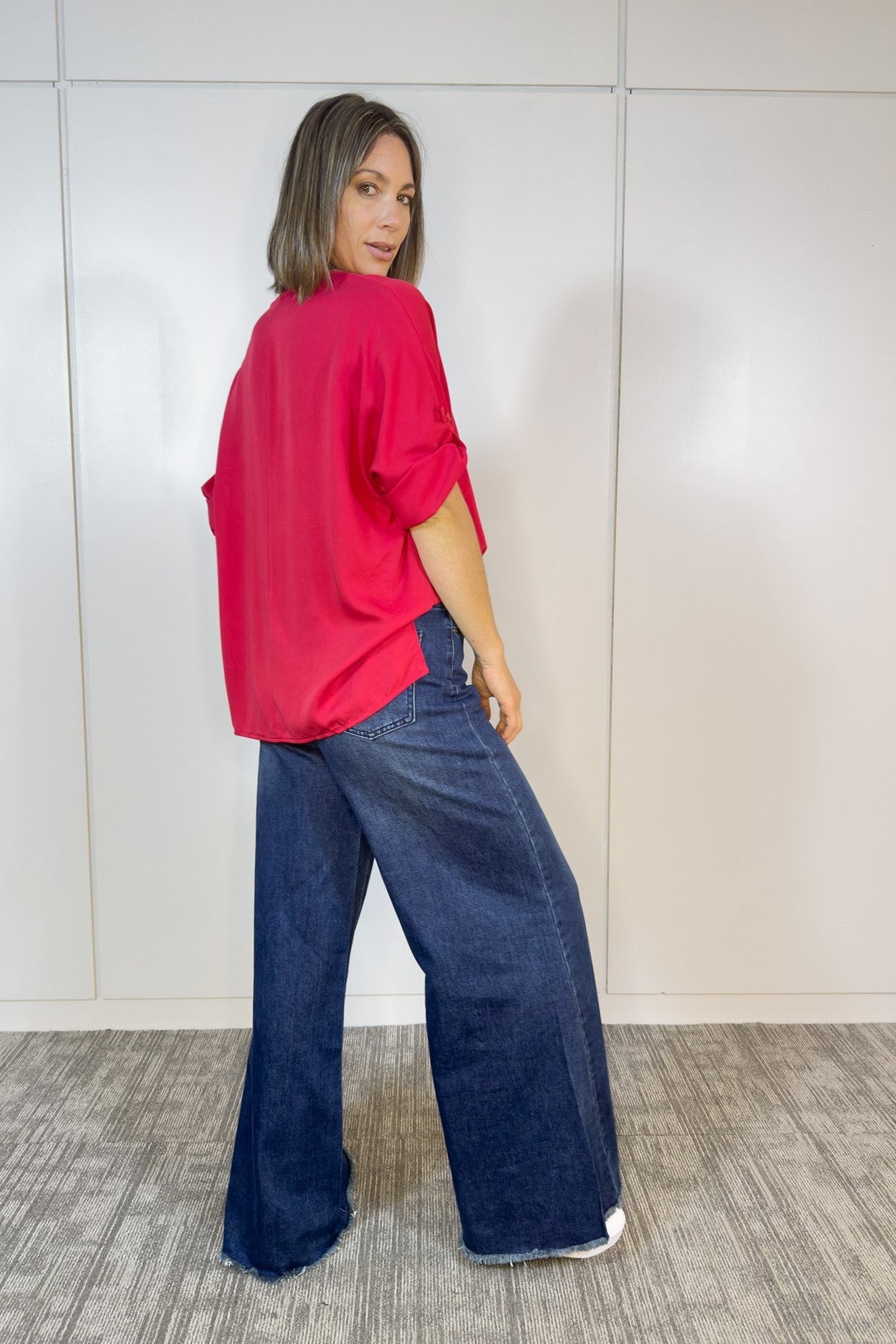 Blusa roja con escote sutil y terminaciones suaves - vista frontal