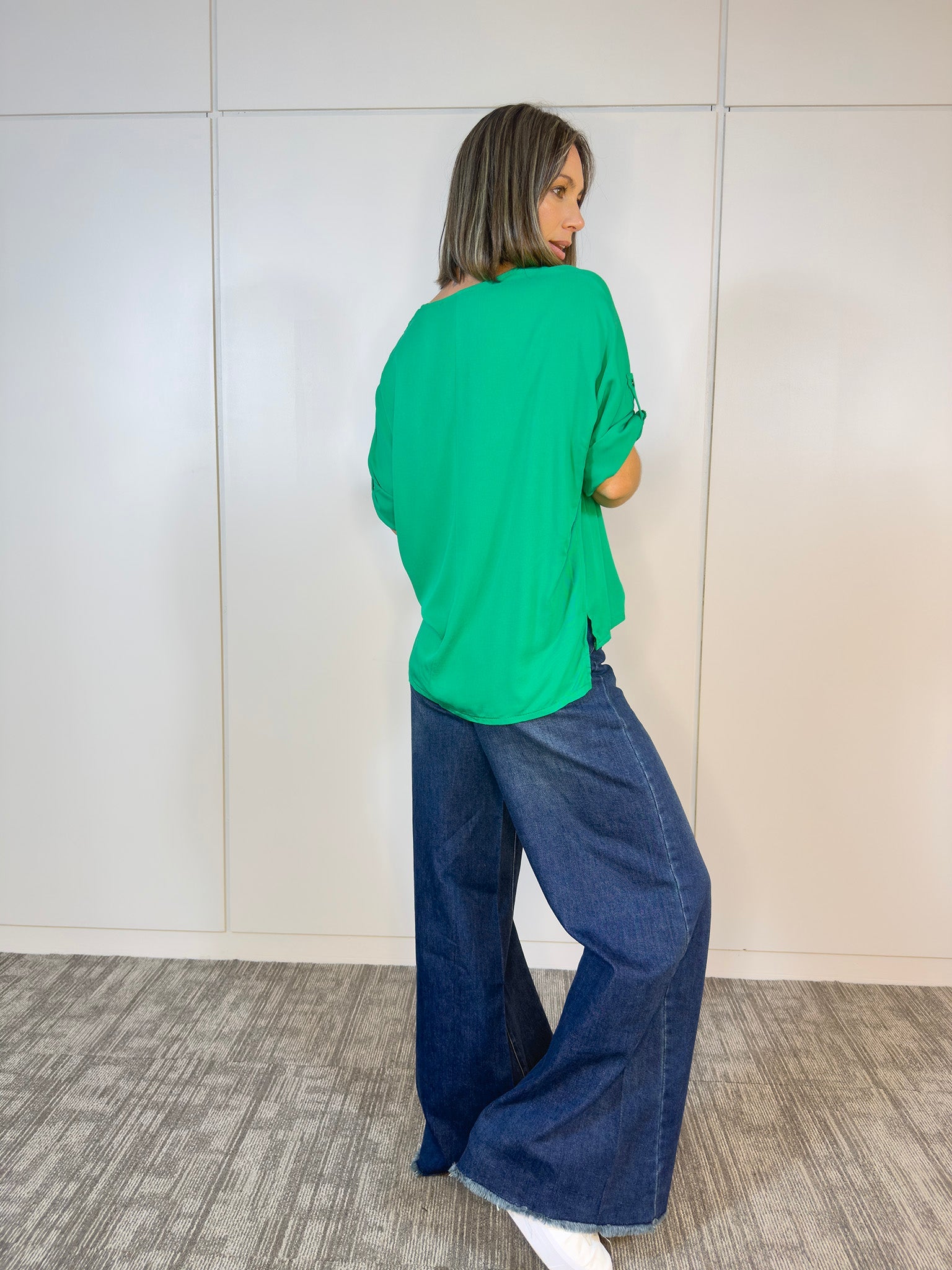 Blusa verde oliva con diseño elegante y escote sutil - vista frontal