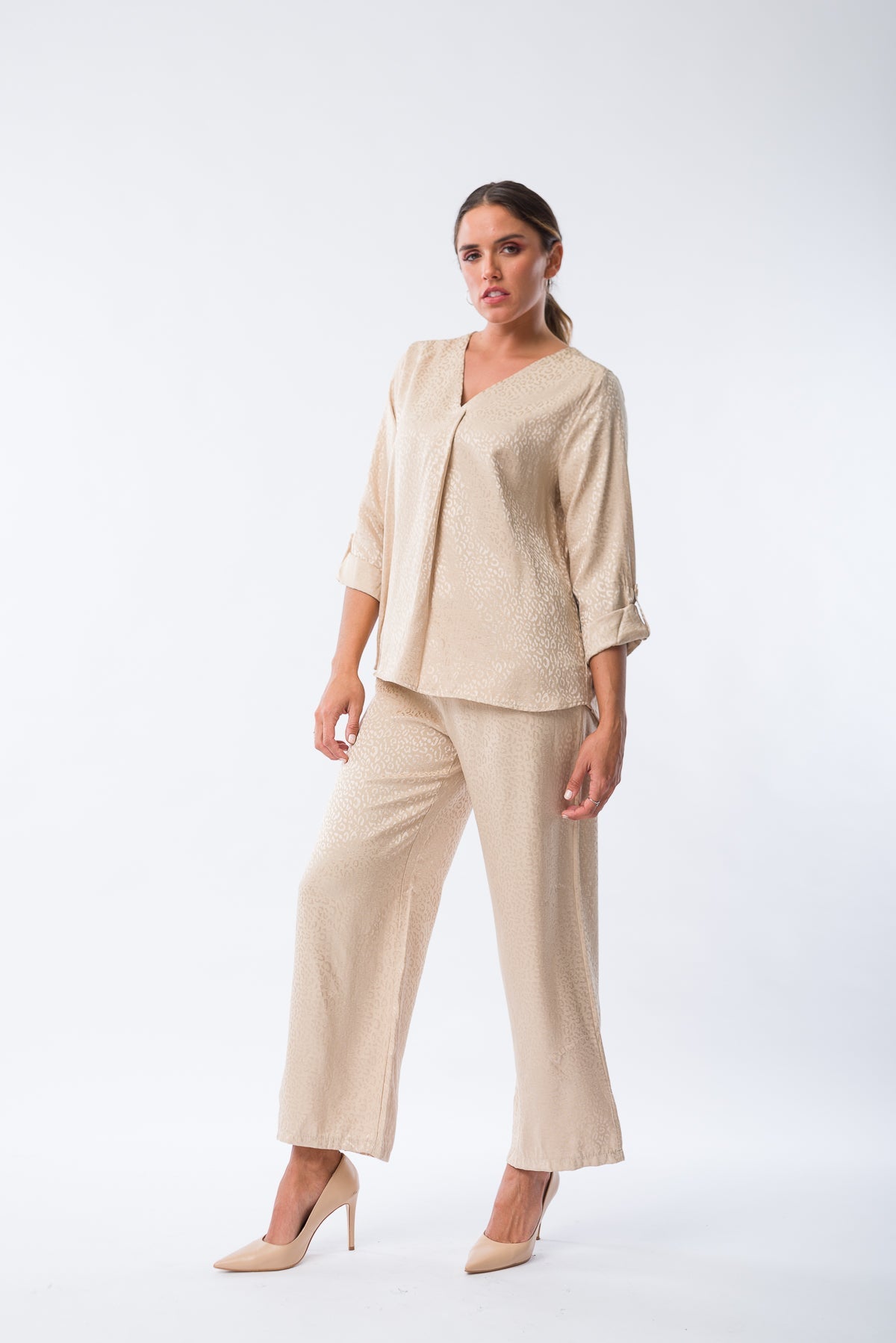 Detalle de la textura suave y caída ligera de la blusa Cir Beige