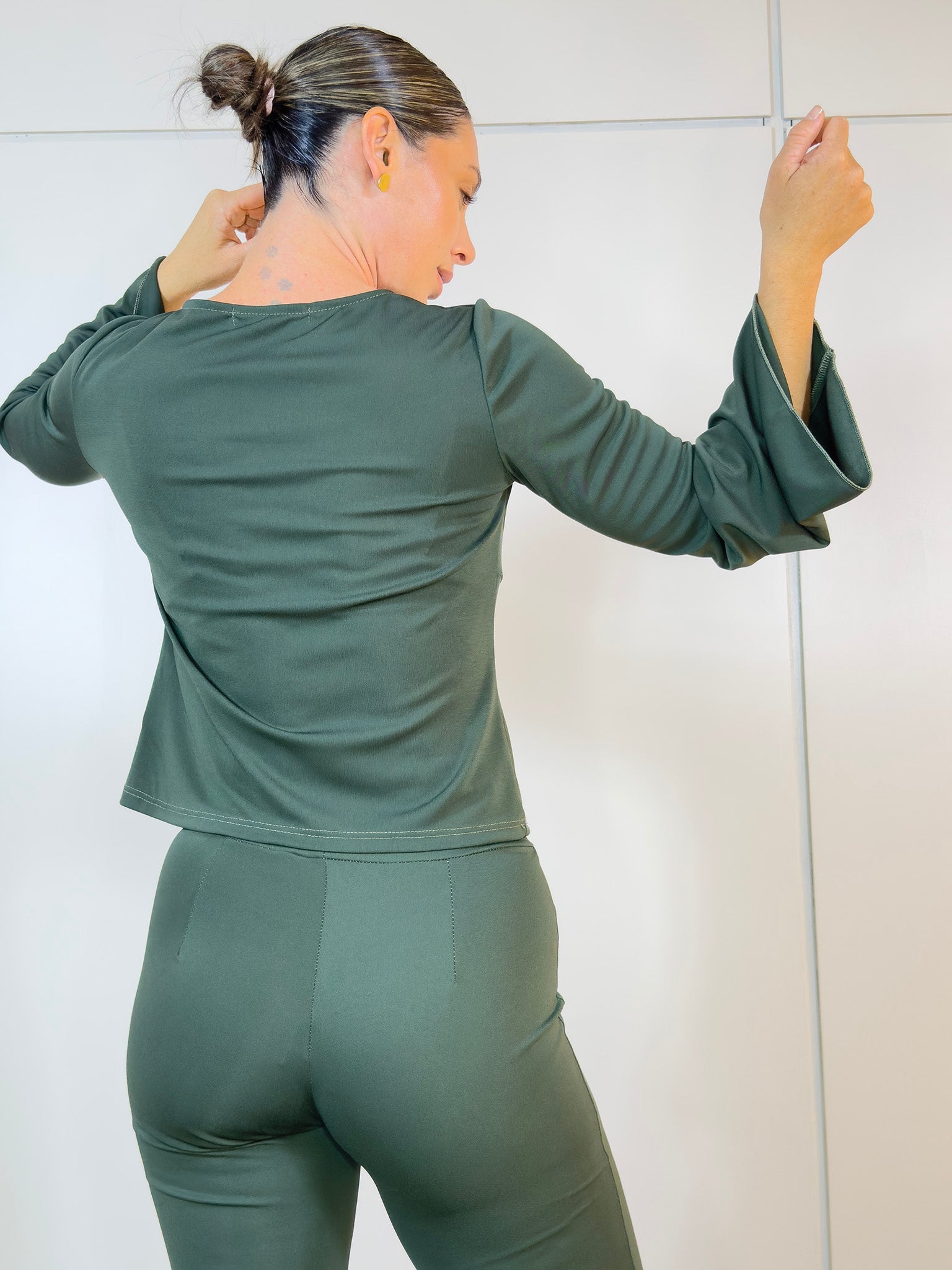 Detalle del diseño liviano y caída de la blusa