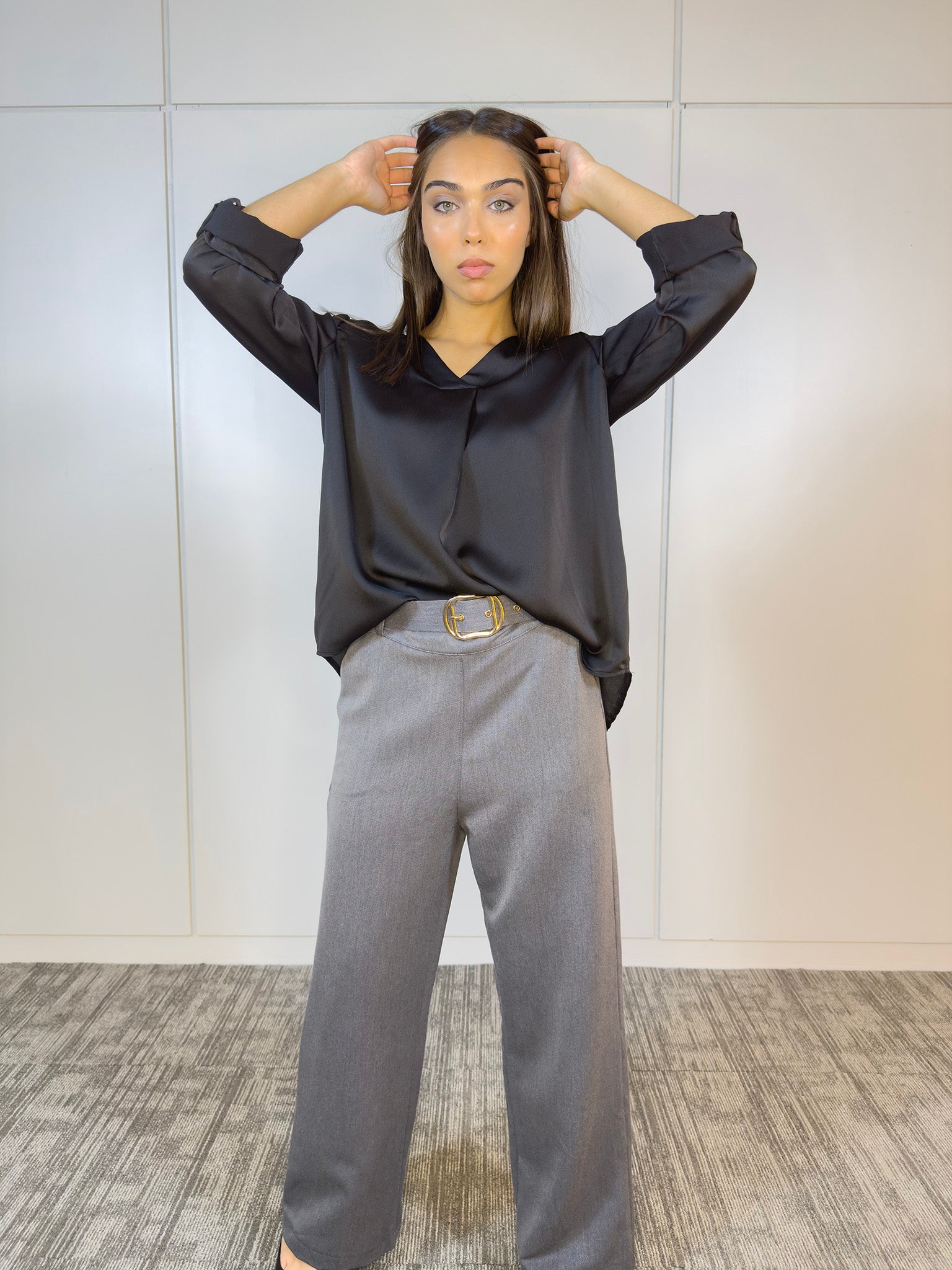 Blusa Satiné Poli Negro con escote sutil y caída elegante - vista frontal