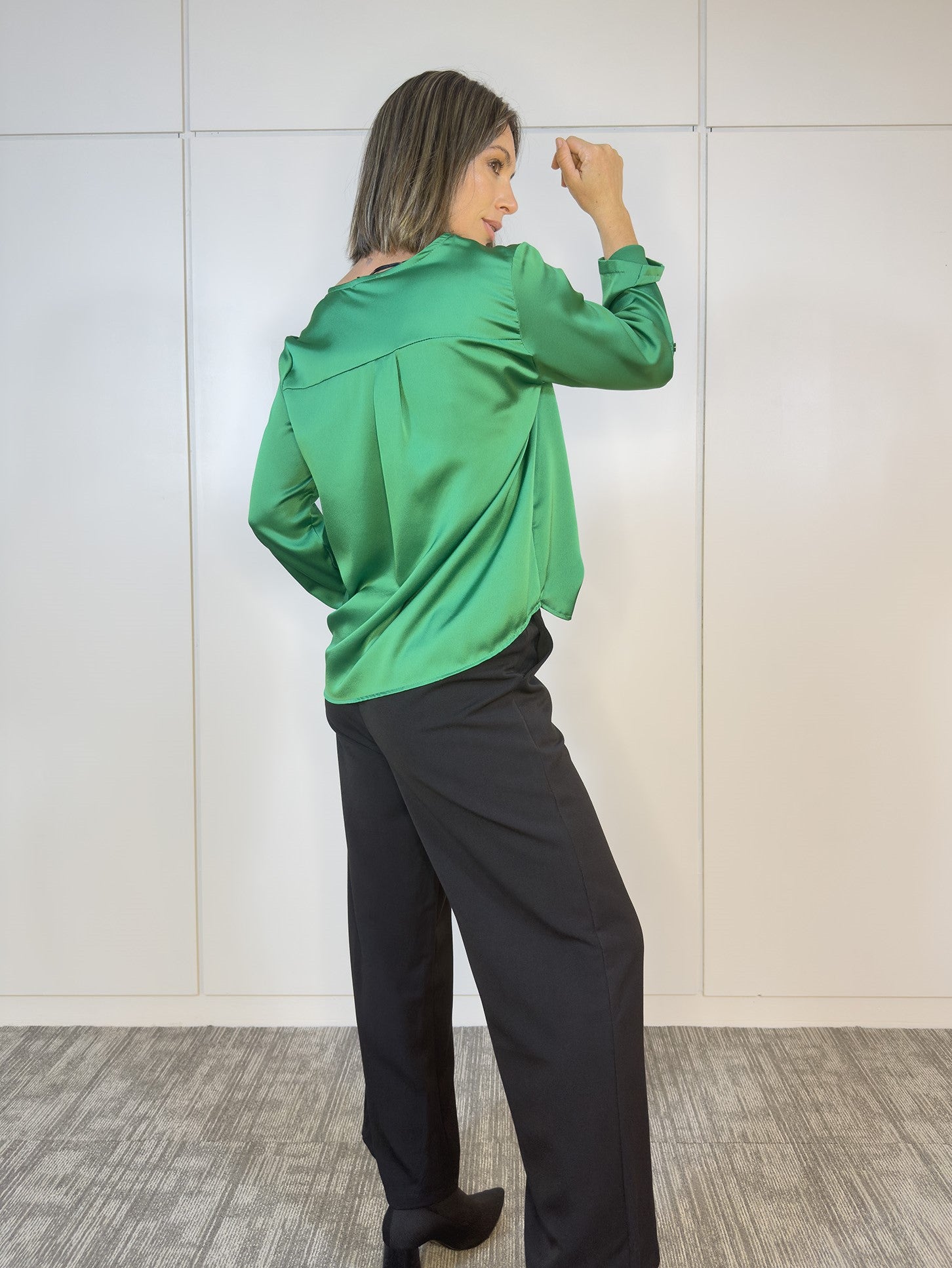 Blusa verde oliva con diseño fluido y escote sutil - vista frontal