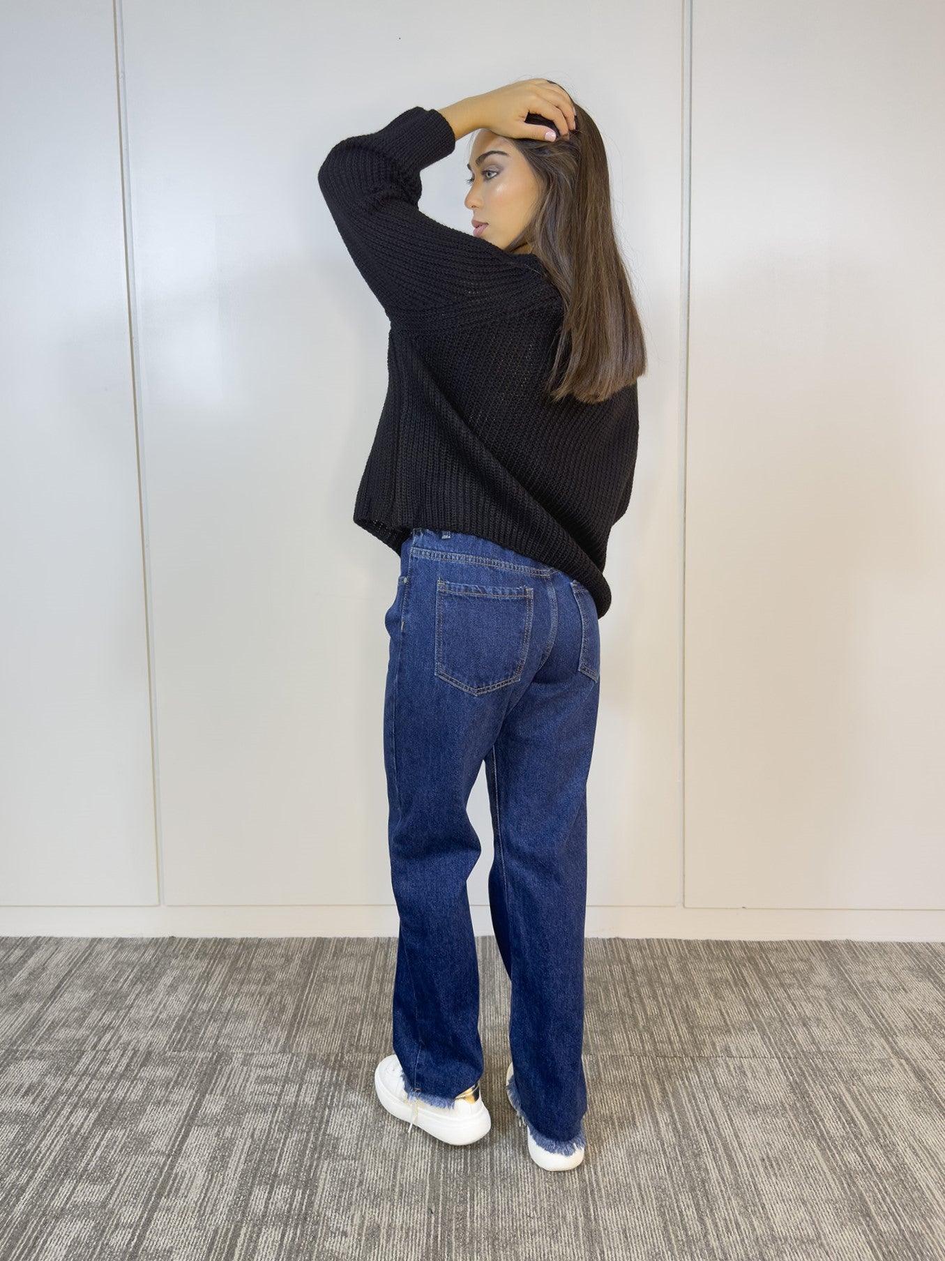 Detalle del cierre y textura suave del Buzo Abú negro