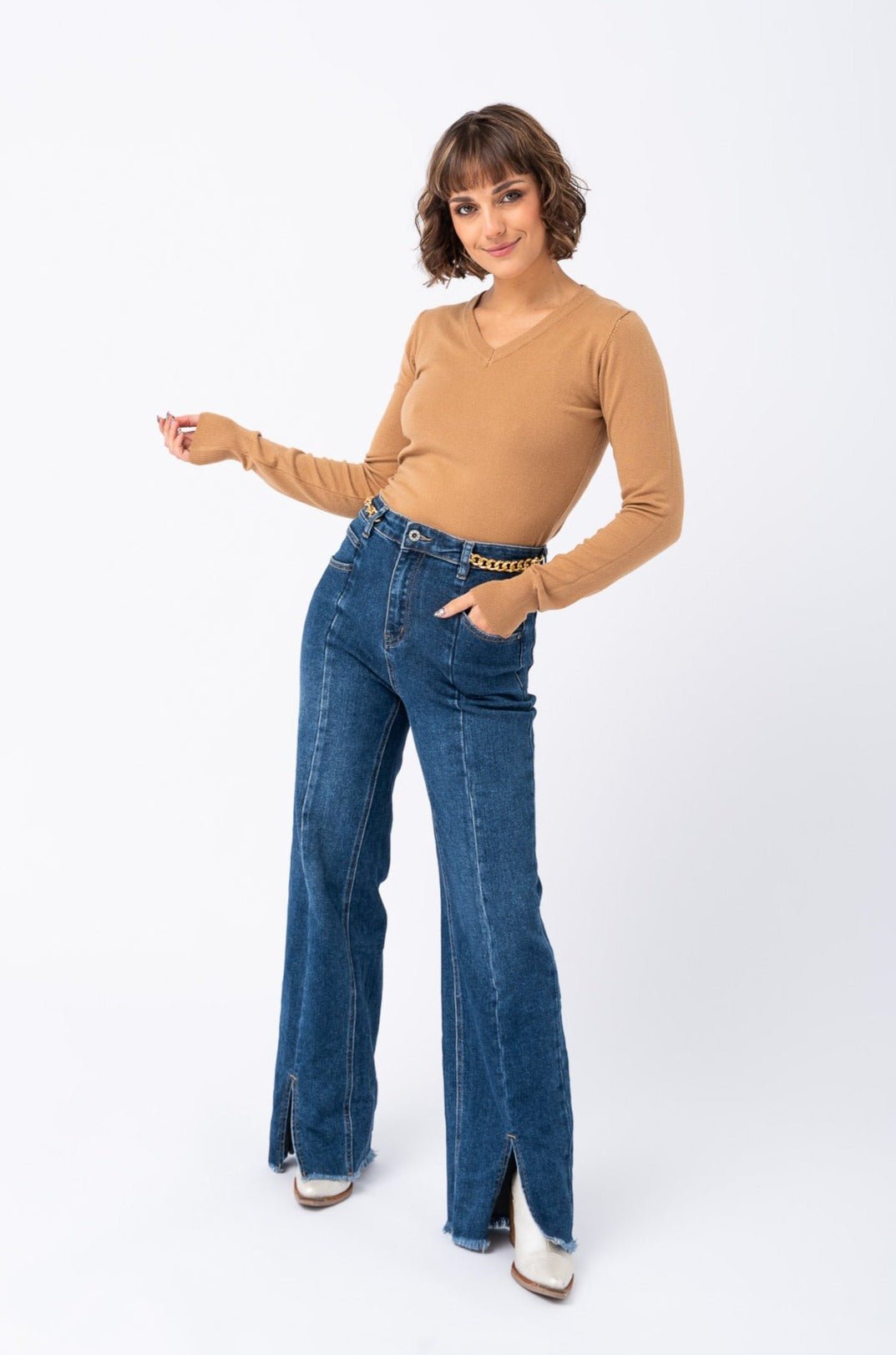 Buzo Básico Cami en color camel con escote en V - vista frontal