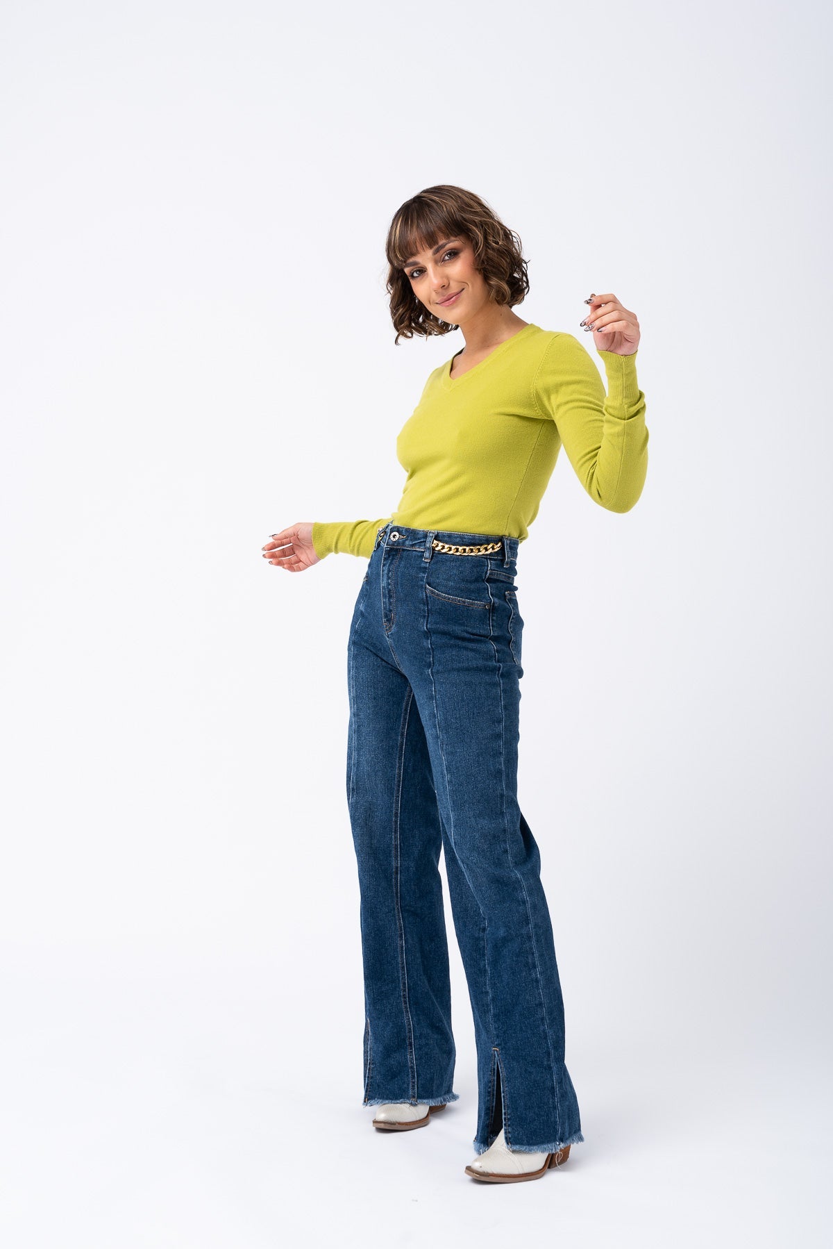 Buzo básico verde lima con escote en V - vista frontal