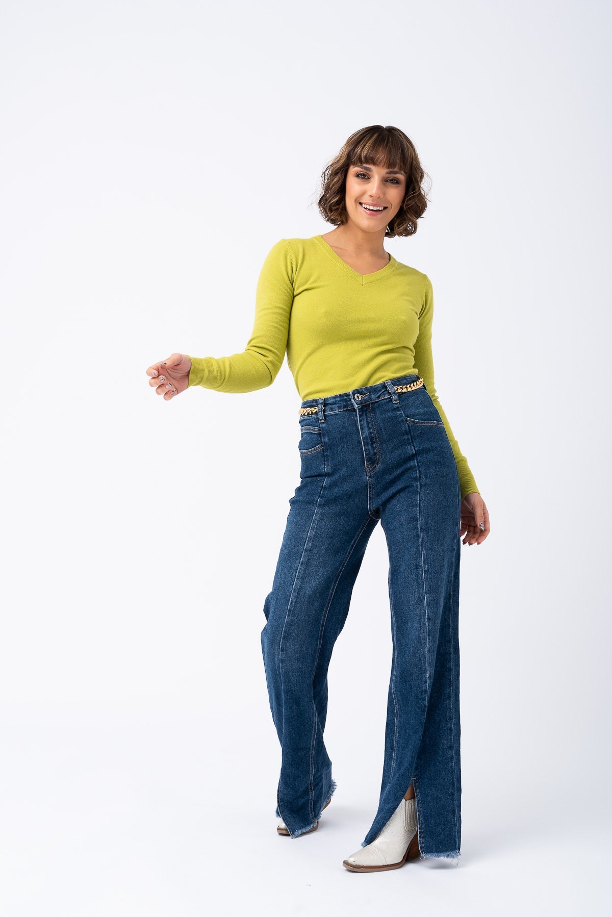 Detalle del escote y textura del buzo verde lima