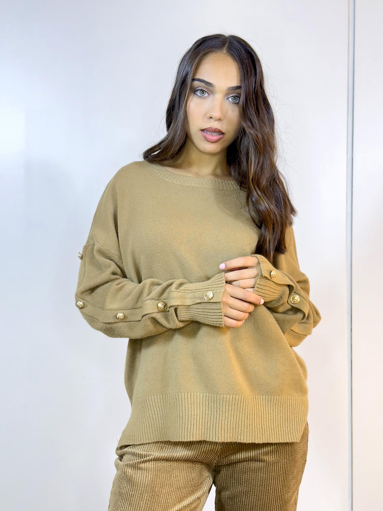 Detalle de los botones que aportan personalidad al buzo camel