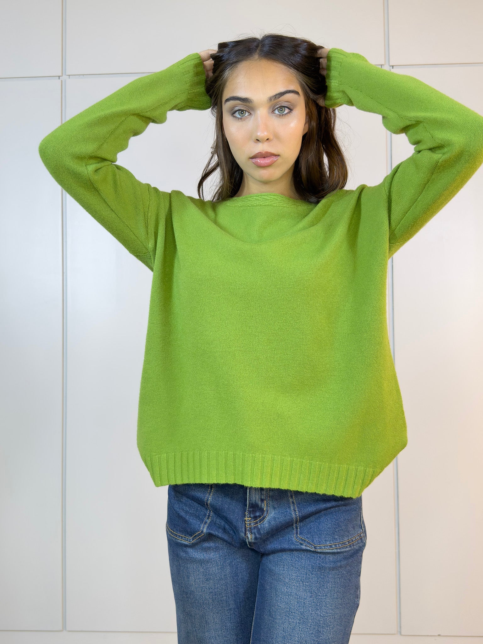 Detalle del tejido y color vibrante del Buzo Clé Verde