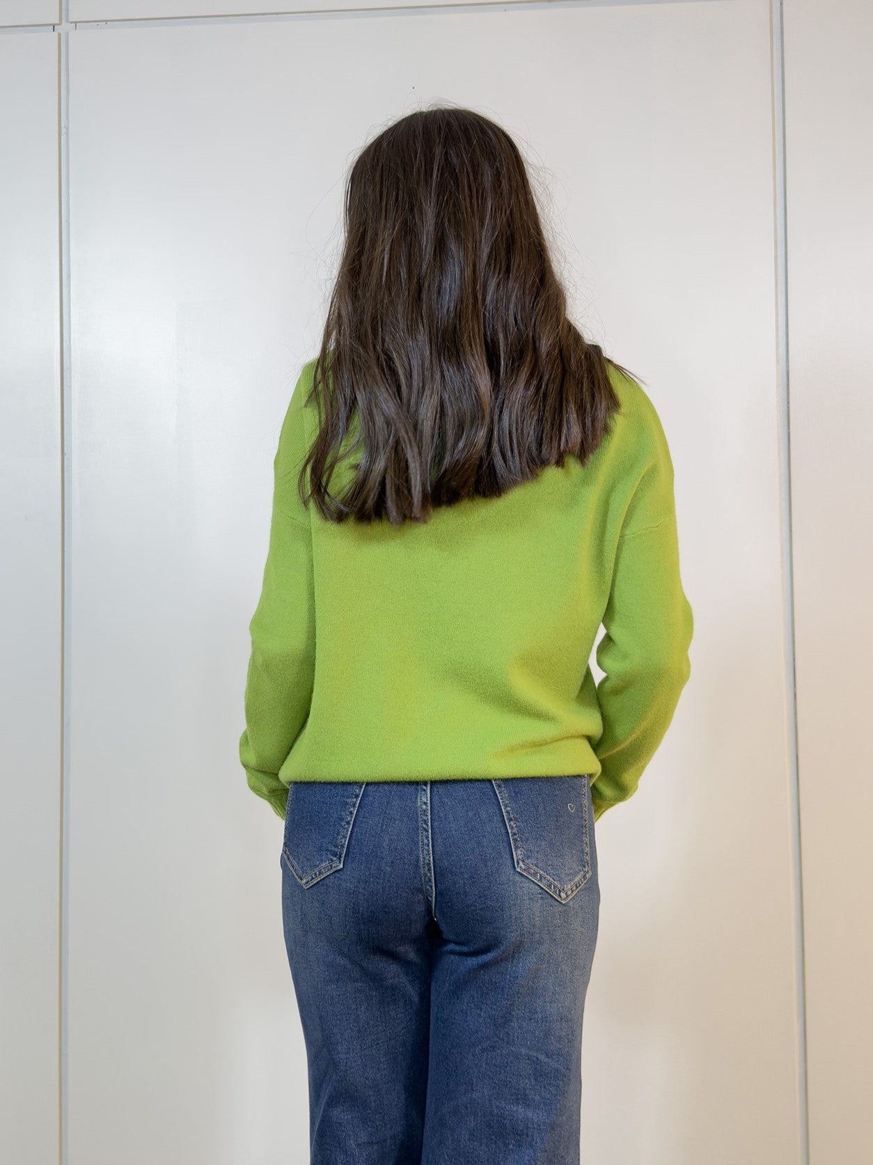Buzo Clé Verde combinado con jeans para un look casual
