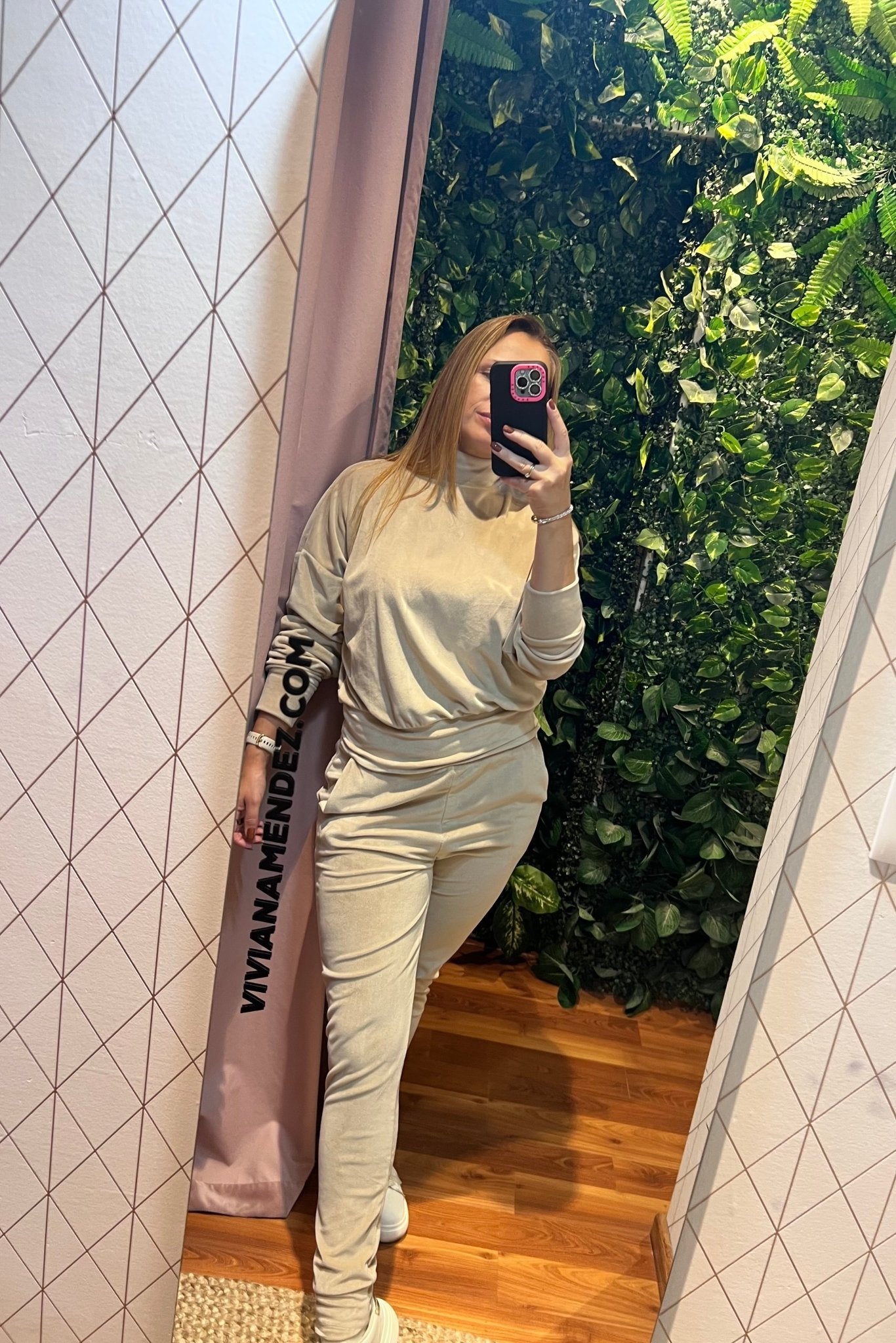 Buzo Jogger Beige de Viviana Méndez - vista frontal