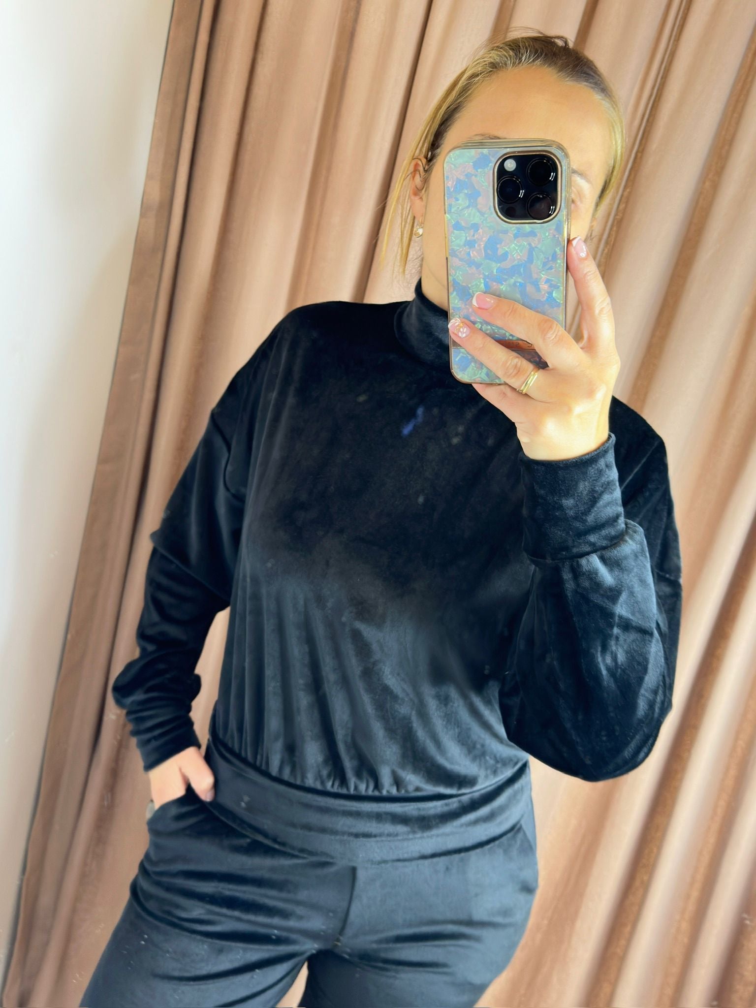 Buzo Jogger Negro de Viviana Méndez - vista frontal