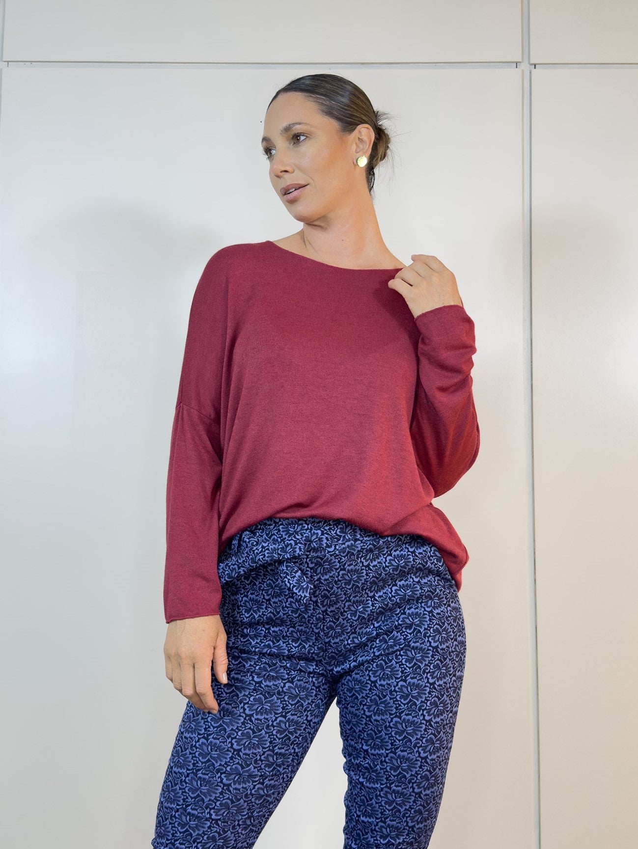 Detalle de la textura suave de la lanilla en color bordo