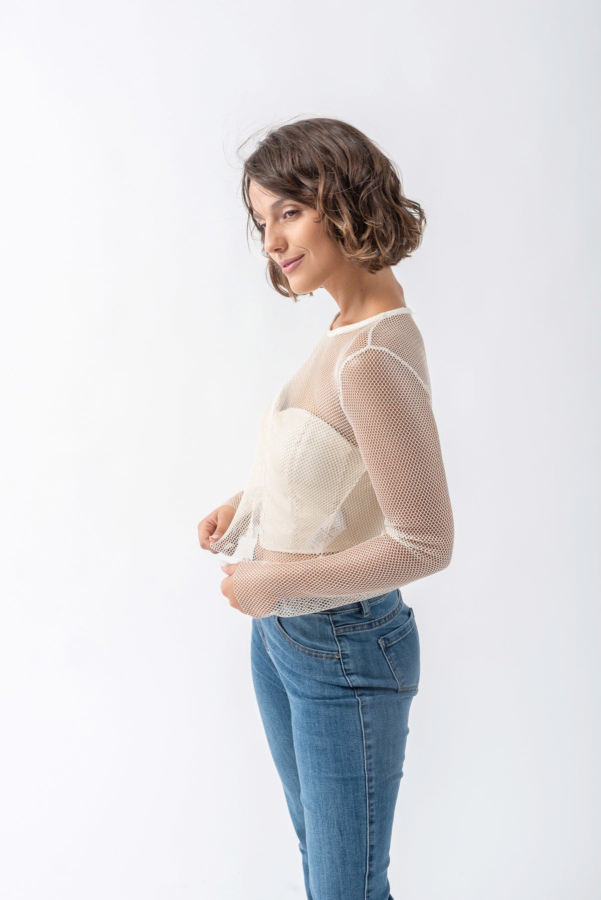 Buzo Oure Oro combinado en un look casual con jeans