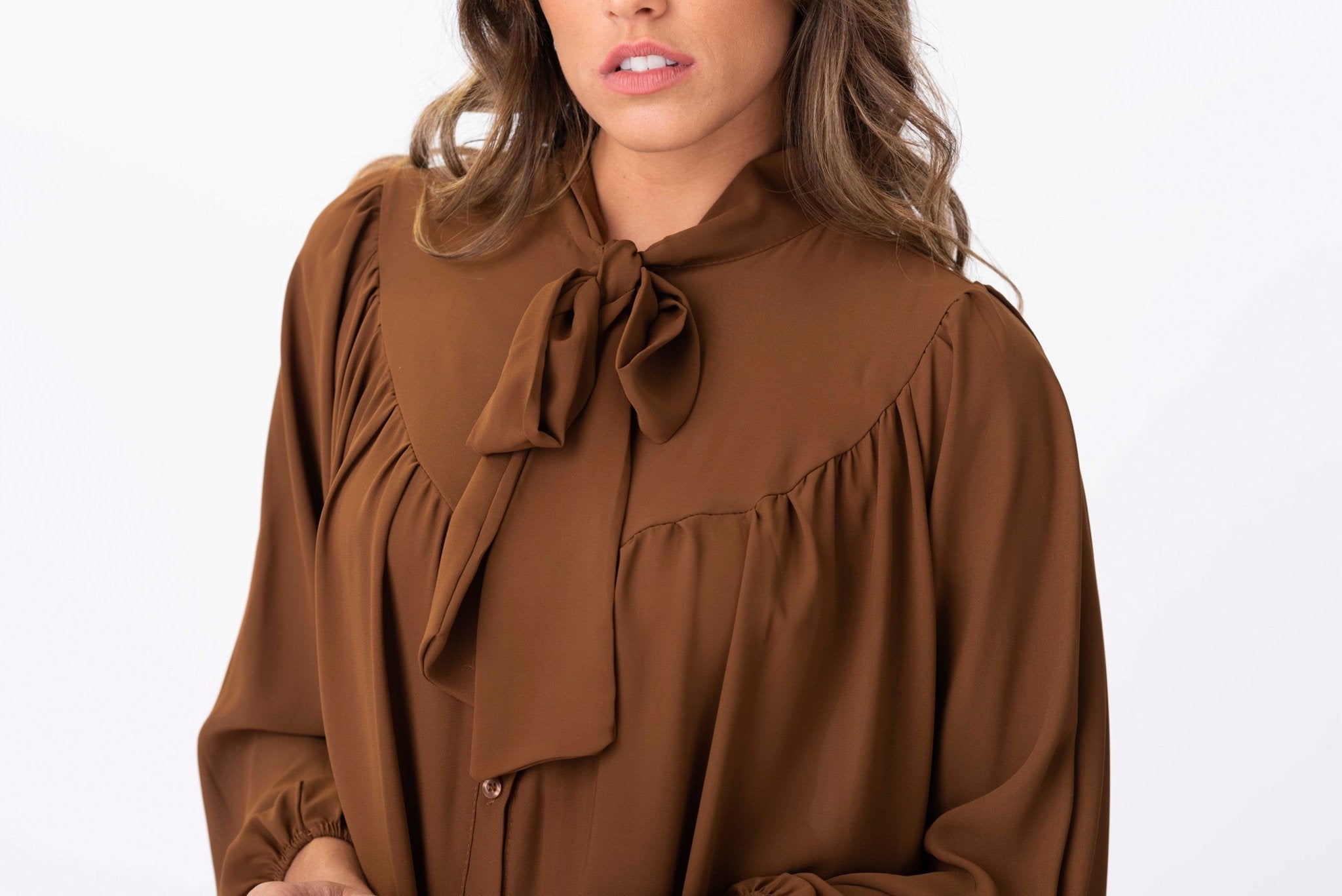 Viviana Méndez - Camisa Athenea Marrón - Elegante y versátil