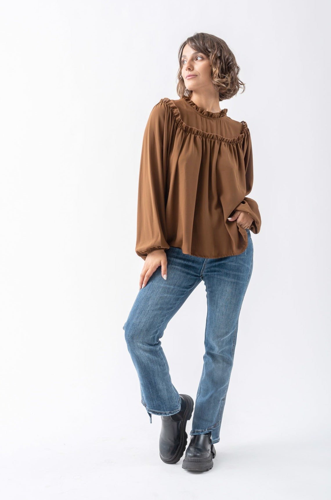 Camisa Greta Marron - Detalle bajo el cuello